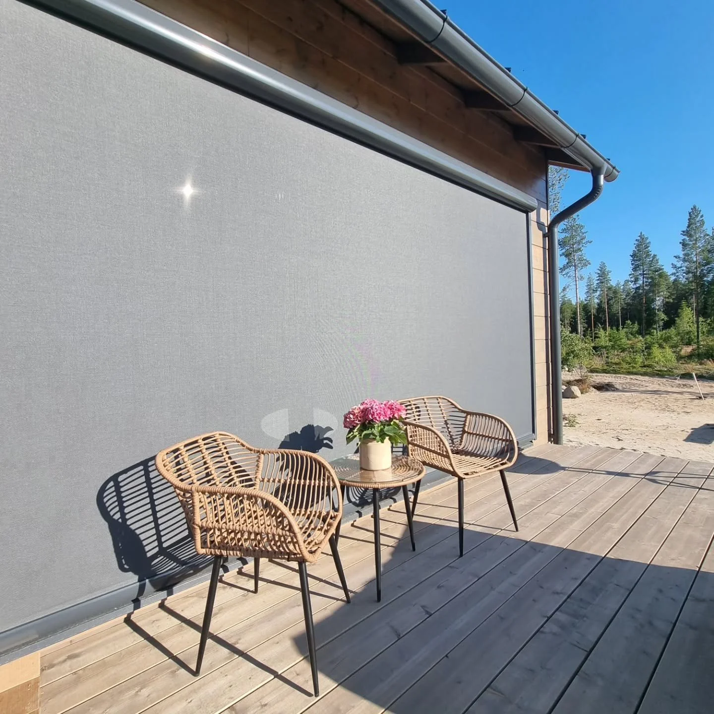 V&auml;hemm&auml;n l&auml;mp&ouml;&auml; sis&auml;lle = v&auml;hemm&auml;n j&auml;&auml;hdytyst&auml;.😎

Ulkoiset, liikkuvat aurinkosuojat (zip, screen, markiisi) pys&auml;ytt&auml;v&auml;t auringon jo ennen lasia &ndash; ja ilman jatkuvaa s&auml;hk