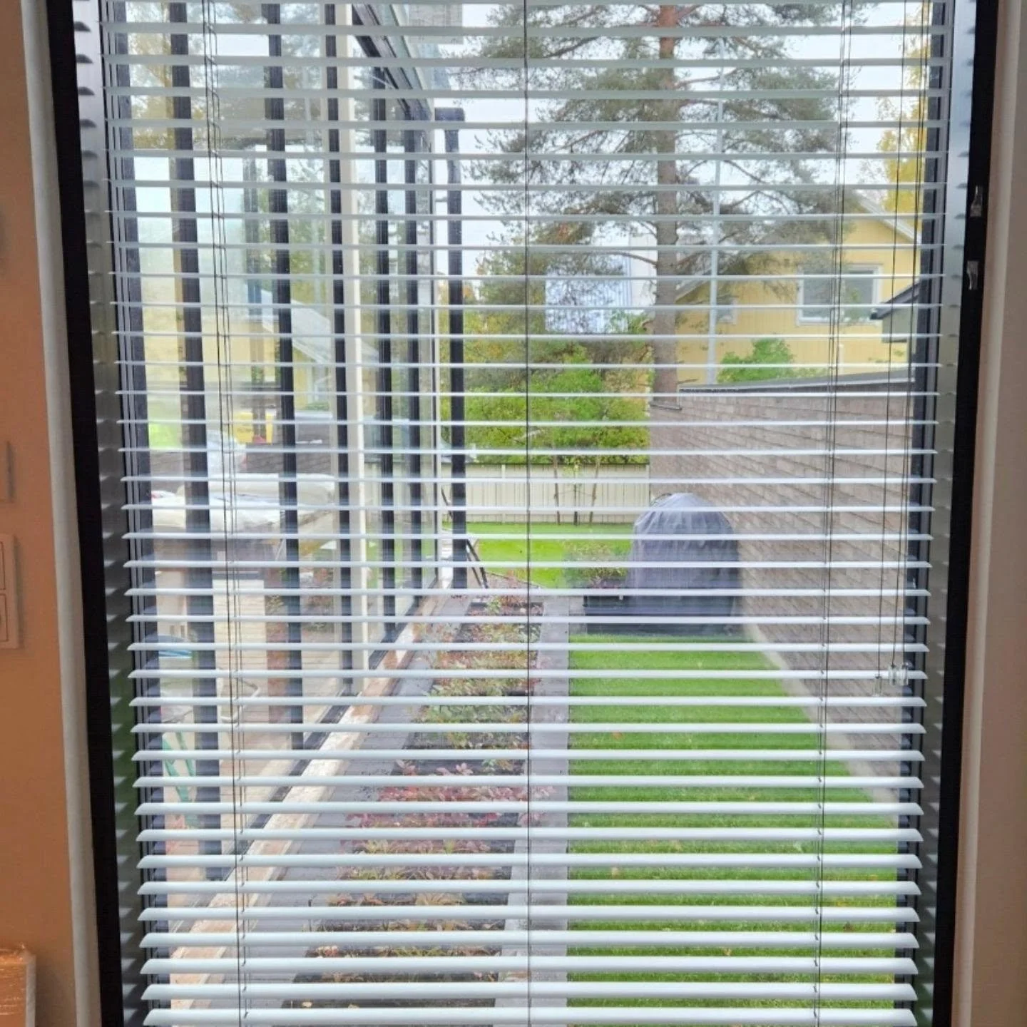 ☀️ Aurinkosuojaus on my&ouml;s n&auml;k&ouml;suojaa!

Kuvan tyylik&auml;s 50 mm alumiinis&auml;lekaihdin on k&auml;yt&auml;nn&ouml;llinen ratkaisu valon hallintaan. Leveiden s&auml;leiden avulla luonnonvaloa voidaan s&auml;&auml;dell&auml; juuri sopi