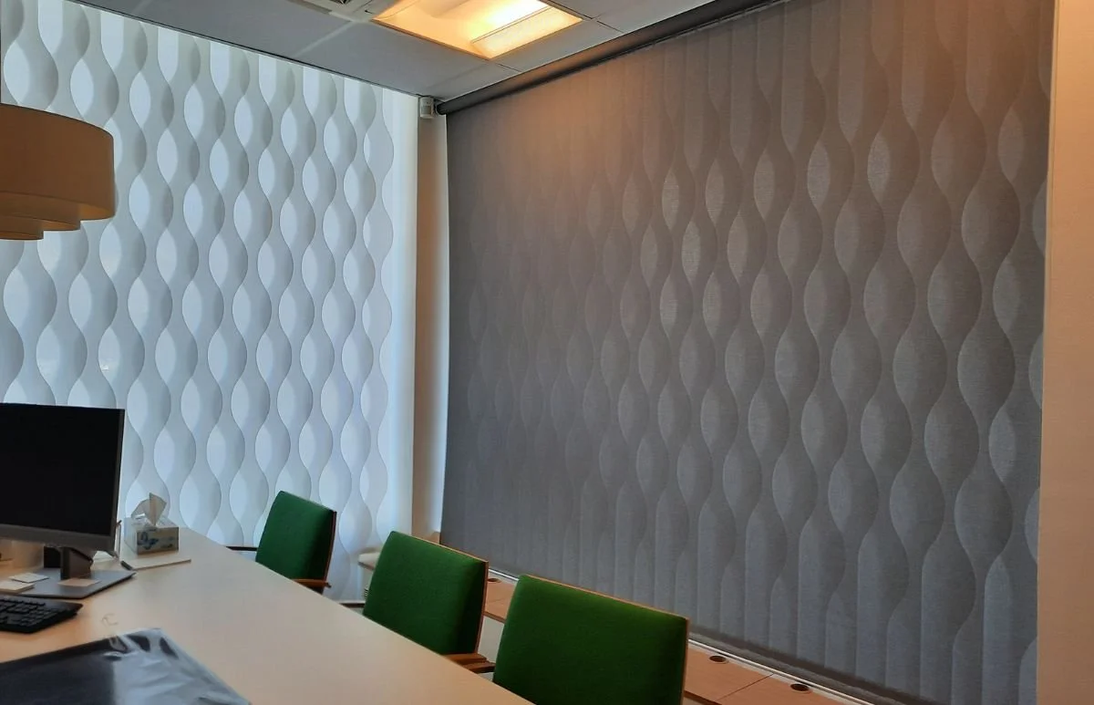 Harmaat rullaverhot moottorilla kuvattuna toimistossa