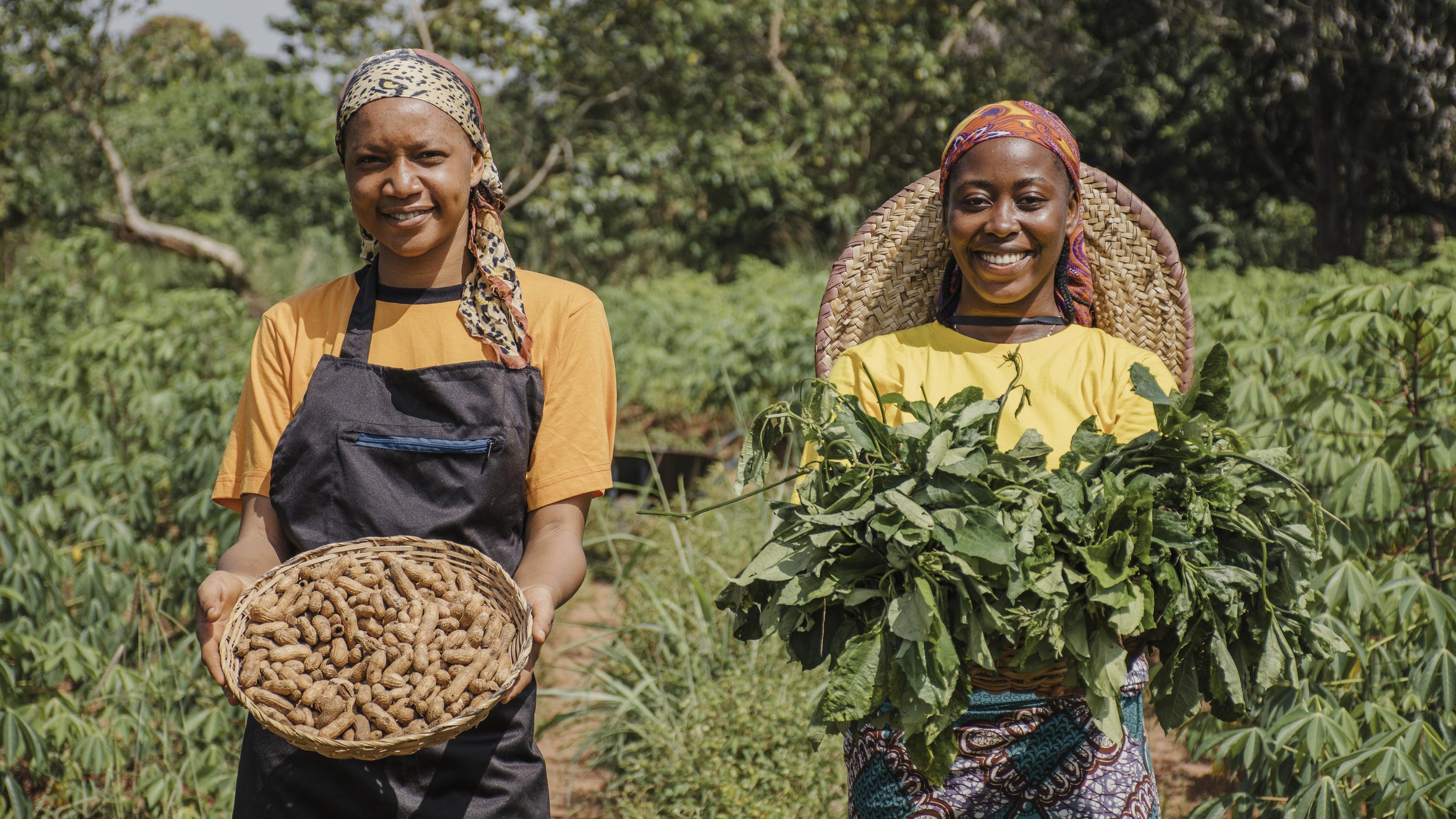 countryside-women-out-field-posing.jpg