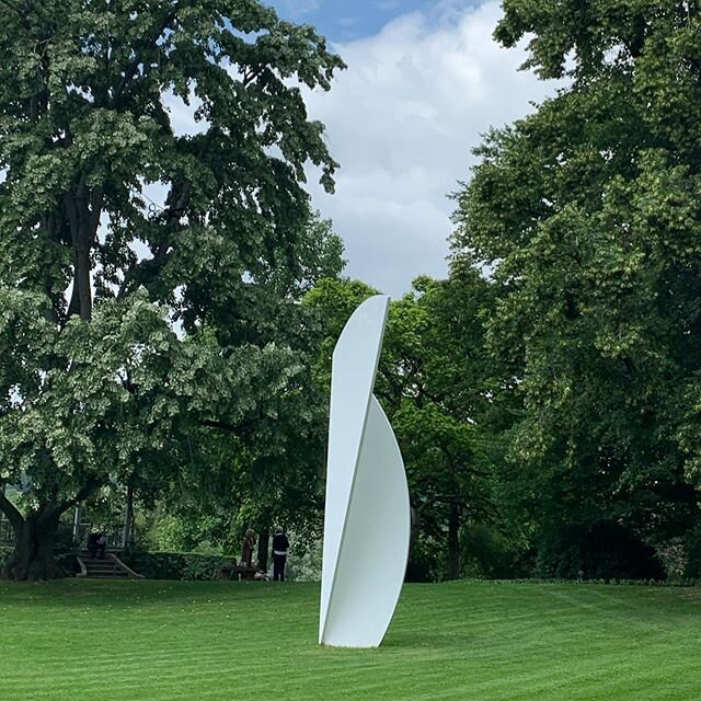 Ellsworth Kelly&rsquo;s sculpture &bdquo;White Curves&ldquo; from 2001 in the garden of the Beyeler Foundation. 
#beyelerfoundation #ellsworthkelly #artinthepark #sculptures #breathtaking #perfectsetting