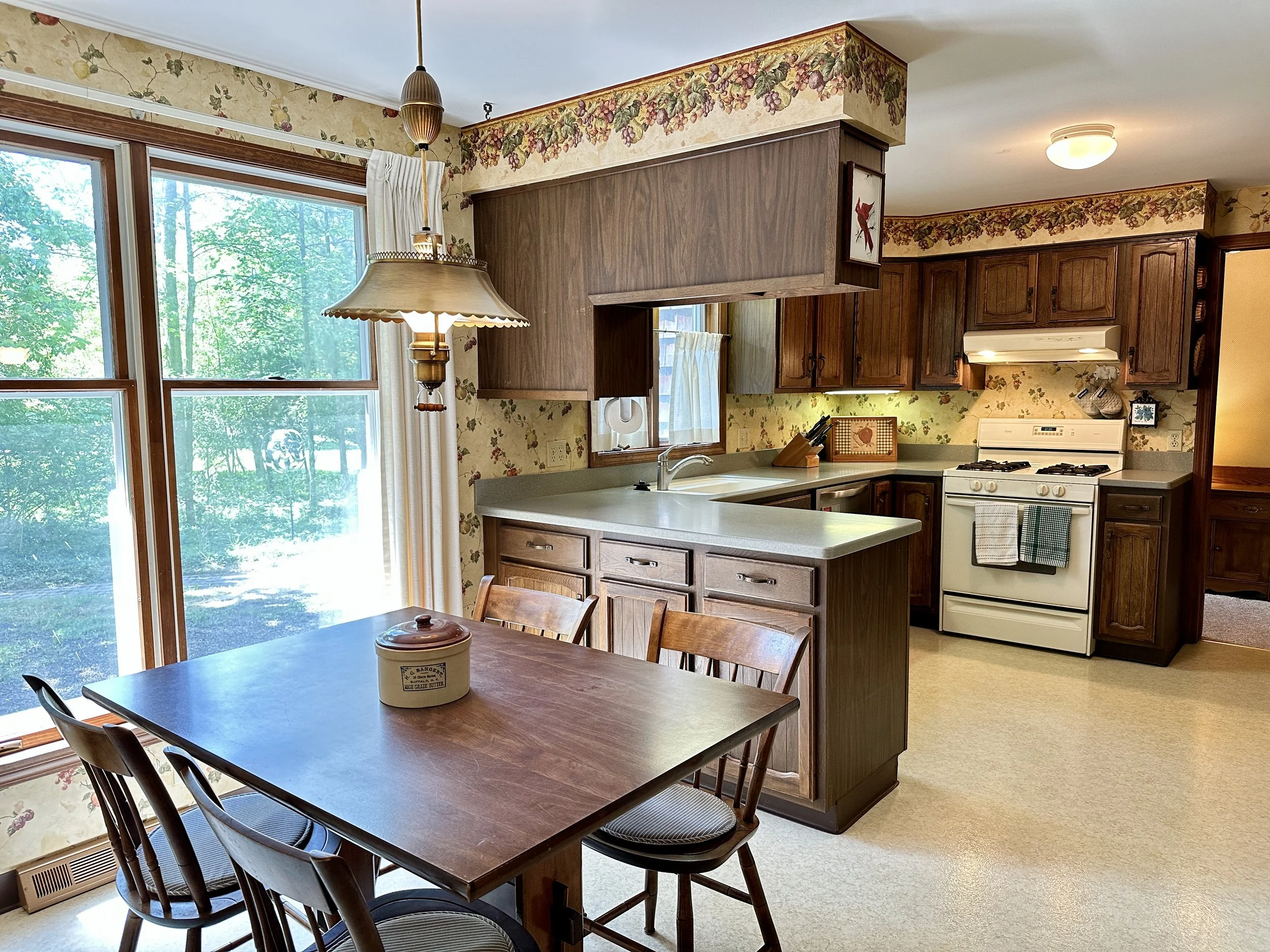 Serve meals easily with the large counter facing the eat-in area
