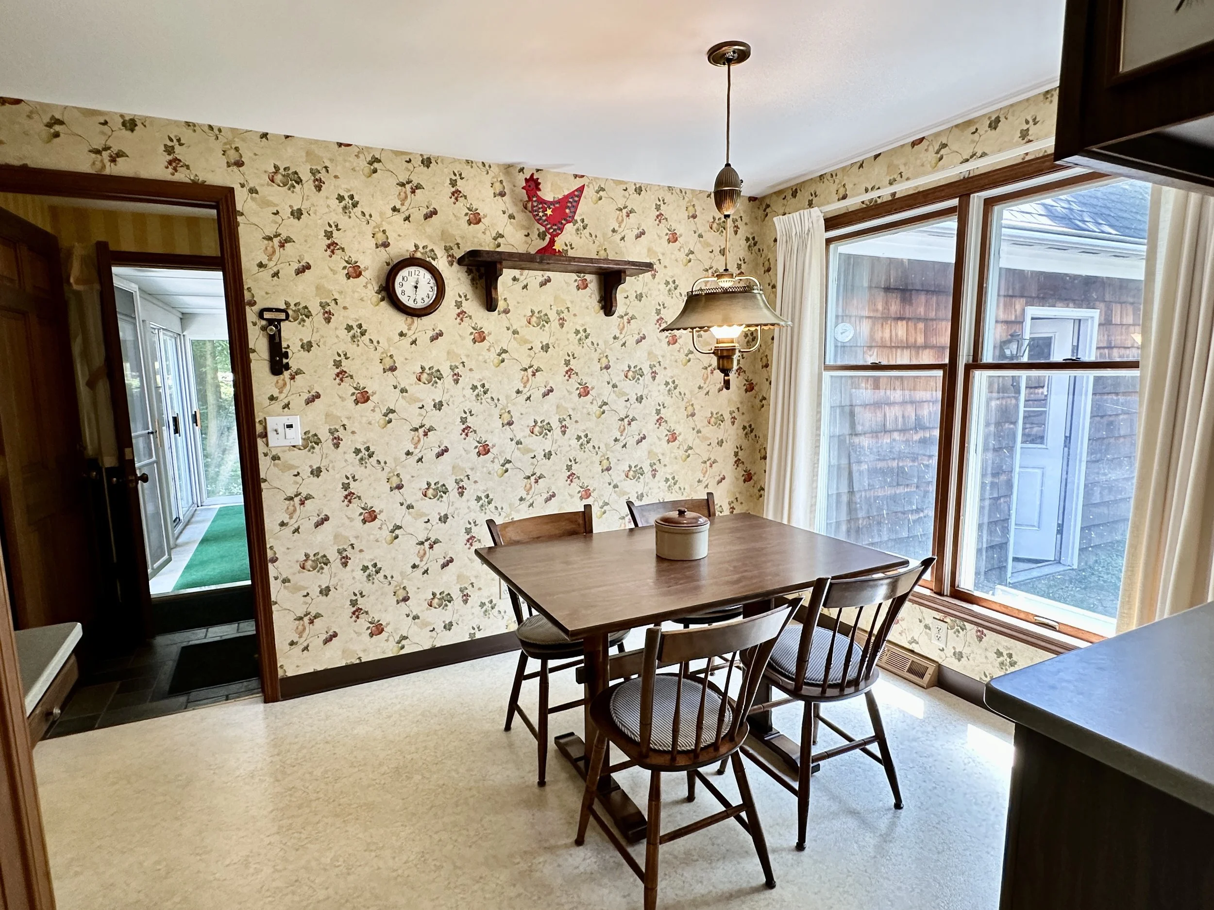Eat-in area of the kitchen with adjustable height lamp