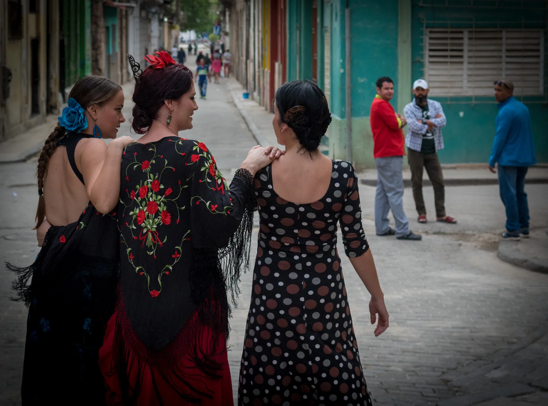 Cuba_S_dnacersbehind.jpg