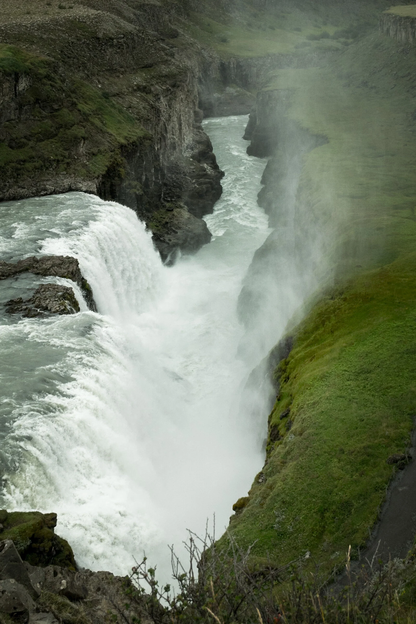 Iceland_L_waterfall.jpg