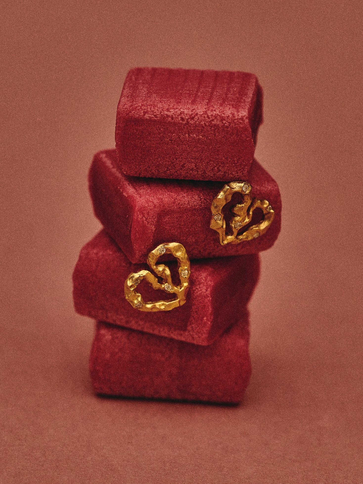Love collection Love me not 18k gold earrings