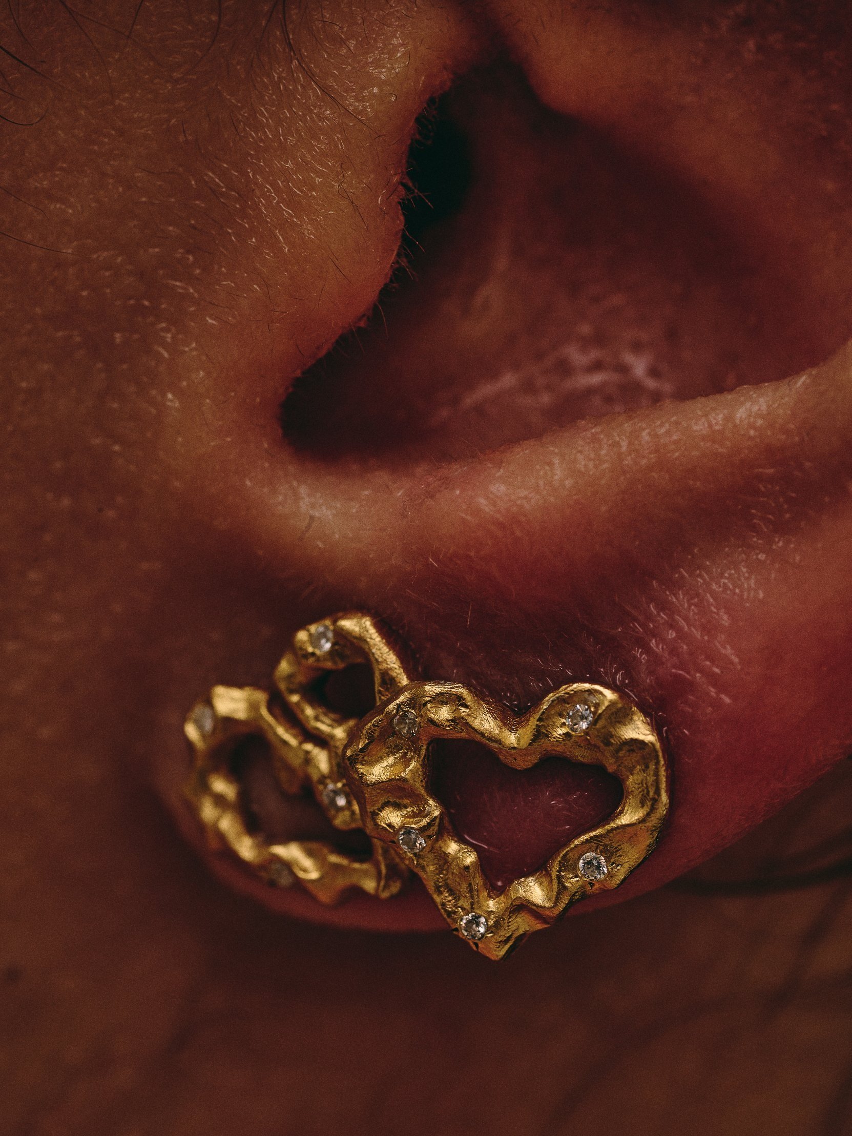 Love collection Love me not 18k gold earrings