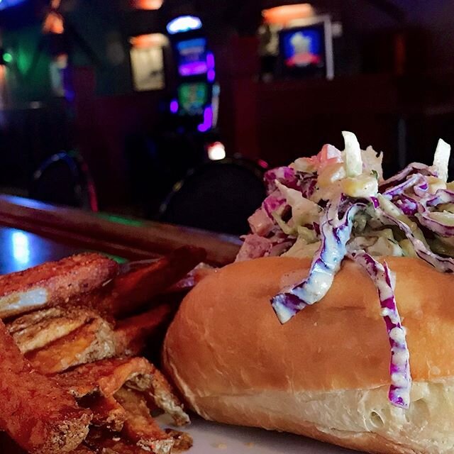 Tempura Fried Po&rsquo;Boy with Cajun Remoulade, Southwestern Slaw, and Spicy Fries 🤠 
Pair with 3 or 4 beers and a shot 😉 
#fridayvibes😎 #goodfoodgoodmood #localpub #montanabeersontap #awardwinning #happierhour #downtownlivingstonmontana #mt