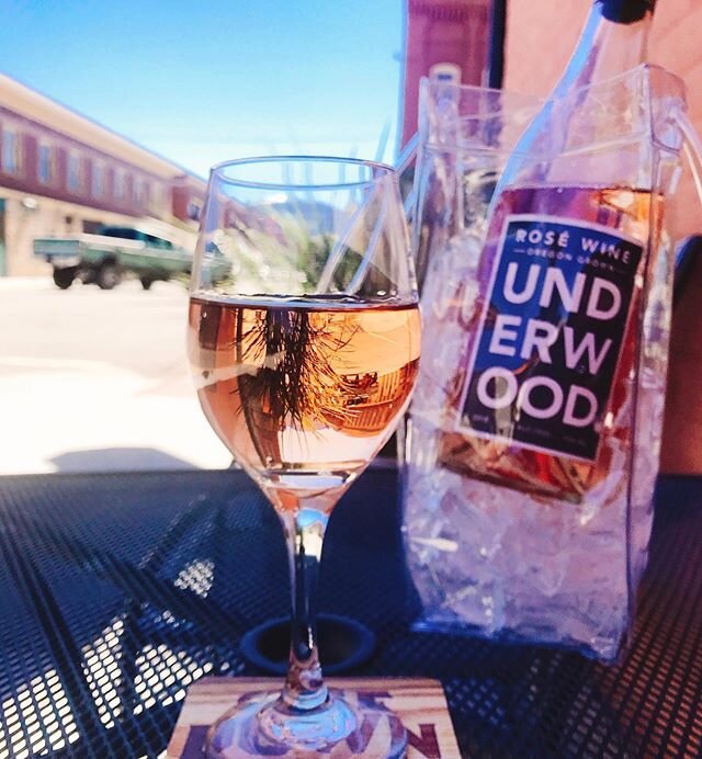 It&rsquo;s a bottle of ros&eacute; with one glass kinda day. No judgements here 🥂 
#reopening #ros&eacute;allday #underwoodwine #damnhot #thefansareworking #tacotuesday #pubfood #craftdrinks #localbeer #downtownlivingstonmontana #yellowstoneriver