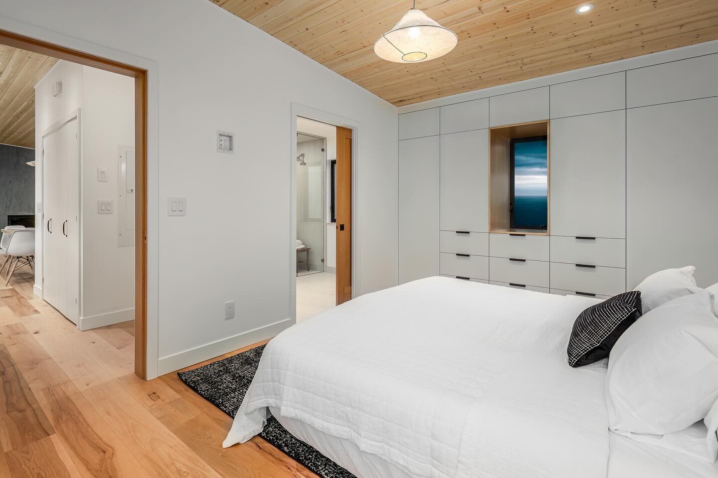 Absolutely love the style of this modern Vesta home brought to you by @family.tree.homes 👏🏼🙏📸

www.innovativepropertymedia.com

#nanaimo 
#vanislephotographer 
#vancouverisland 
#localbusiness 
#masterbedroom 
#bedroom 
#comfort 
#photooftheday 
