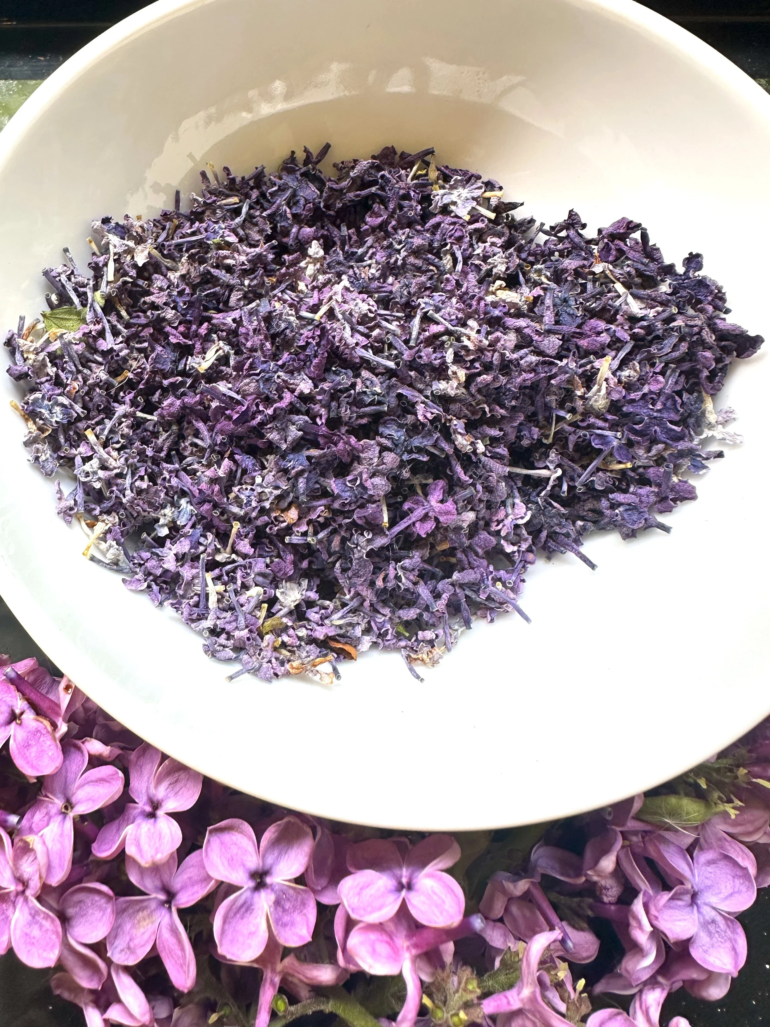 dried flowers before powdering