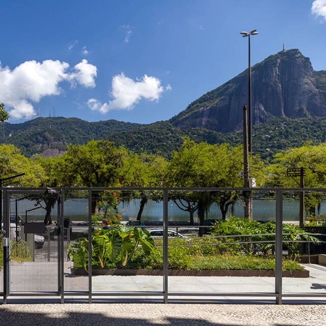 Temos o maior orgulho desta obra! Acessibilidade e novos caminhos, em harmonia com a paisagem existente. Edif&iacute;cio residencial na Av. Epit&aacute;cio Pessoa / Lagoa  I  Execu&ccedil;&atilde;o da obra: a+ obras I  Projeto de arquitetura: @estudi