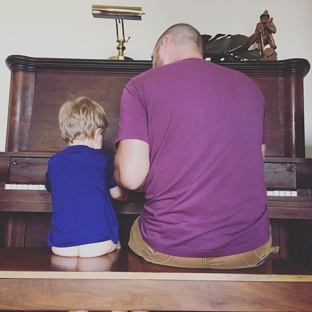 This is what potty training looks like when the piano is right outside the bathroom 🤷&zwj;♀️ ... just go with it mom. Paul is doing a GREAT job with this new milestone and I&rsquo;m so proud of him!! Highly recommend &ldquo;Oh Crap! Potty training!&