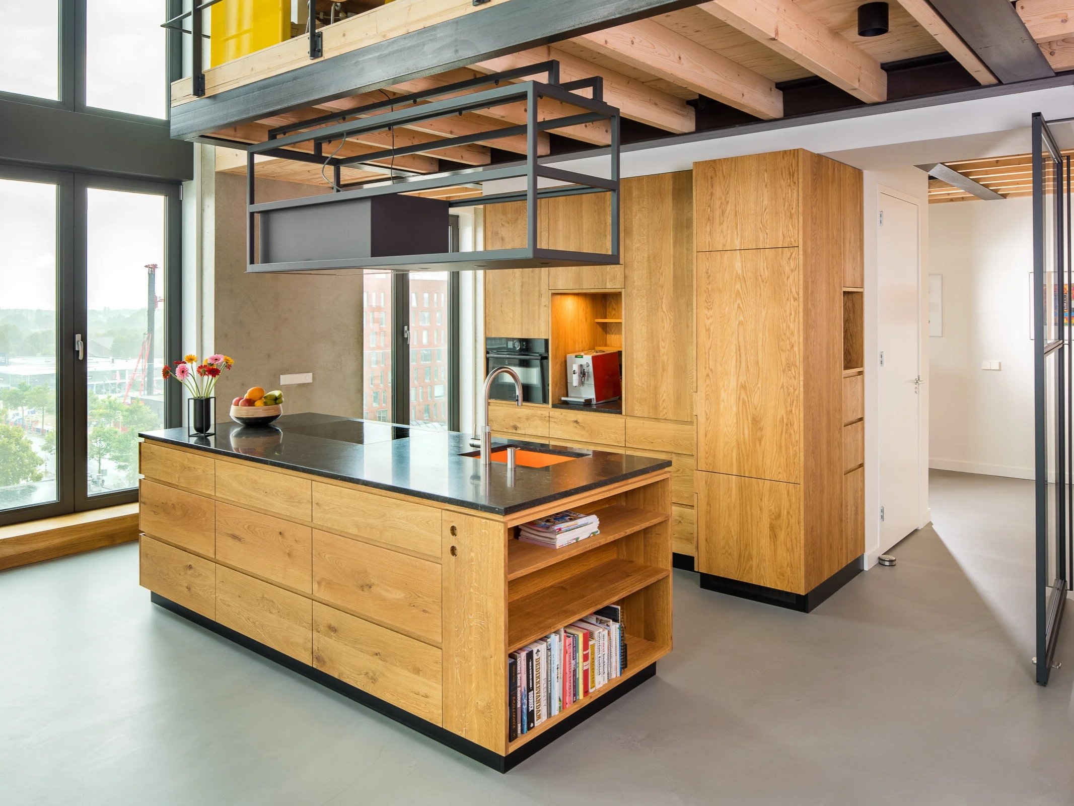 Dit appartement is één open ruimte. Hierin komt onze manier van ontwerpen goed tot zijn recht. Wij zien een keuken als een meubel, dat van alle kanten gezien mag worden.