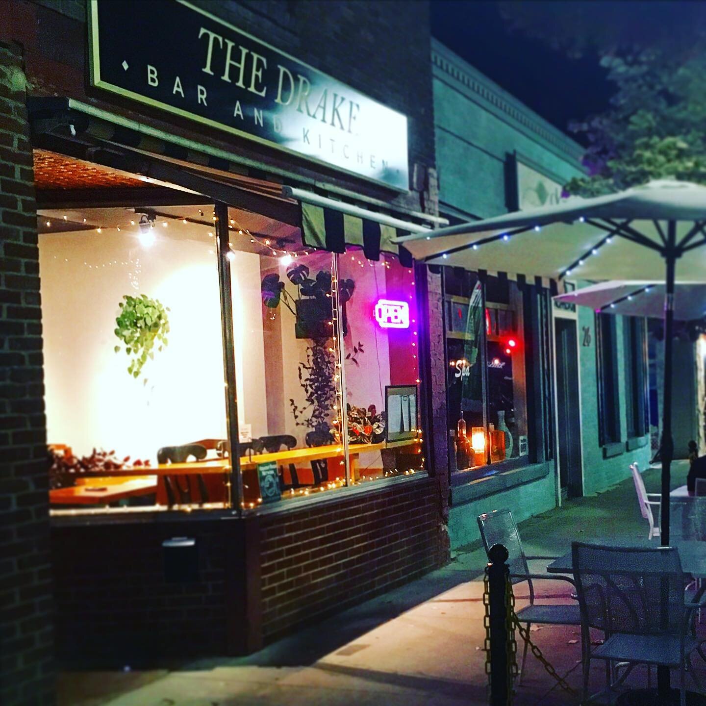 You looking for the spot to celebrate your Friday? 🥂
We got you- come on down to 30 South Main Street, downtown Saint Albans. ( Call ahead to book your table: 802-528-5991) 💥#theDrakeVT #celebrateVT #leafpeeping #foliage #vermontlife #eatout #littl