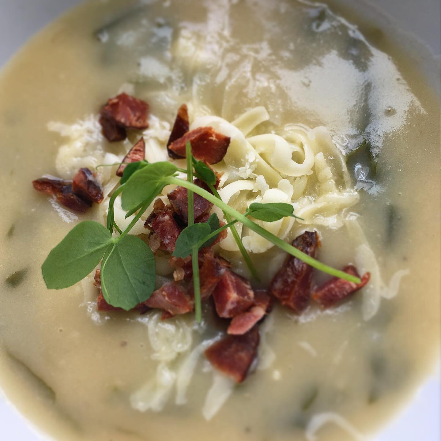 It&rsquo;s Cheddar Weather!! 
Come in or order out for our warm and comforting GF Potato Ramp Cheddar Soup. It&rsquo;s vegetarian and unless you choose to add some delicious North Country Bacon on top. Warm up at The Drake!
#supportlocal #eatwell #su