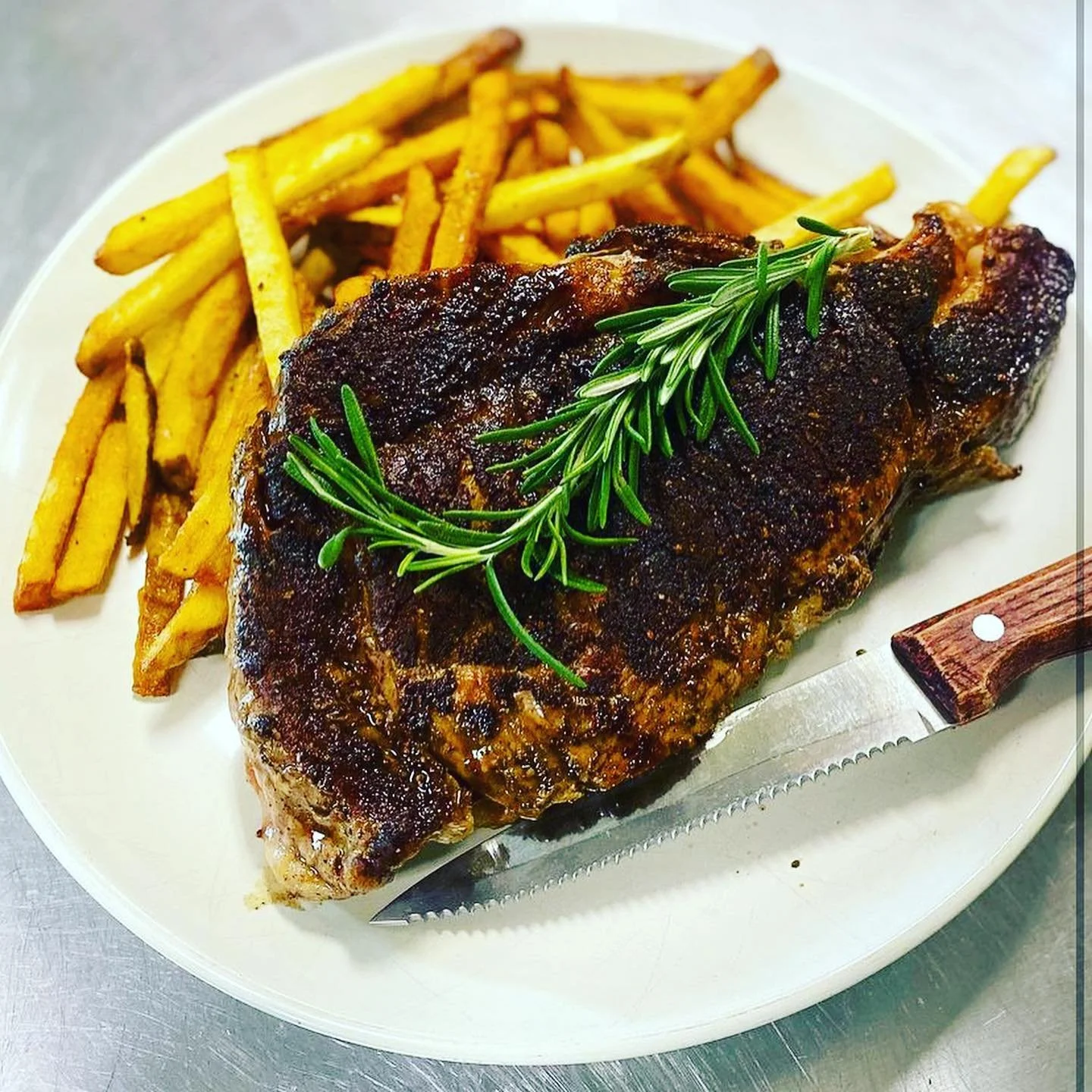 🔥 Nothing hits quite like a perfectly cooked ribeye.
Shoutout to @boissoneaultbeef  for providing us with premium, local Vermont beef. Support local, eat local.