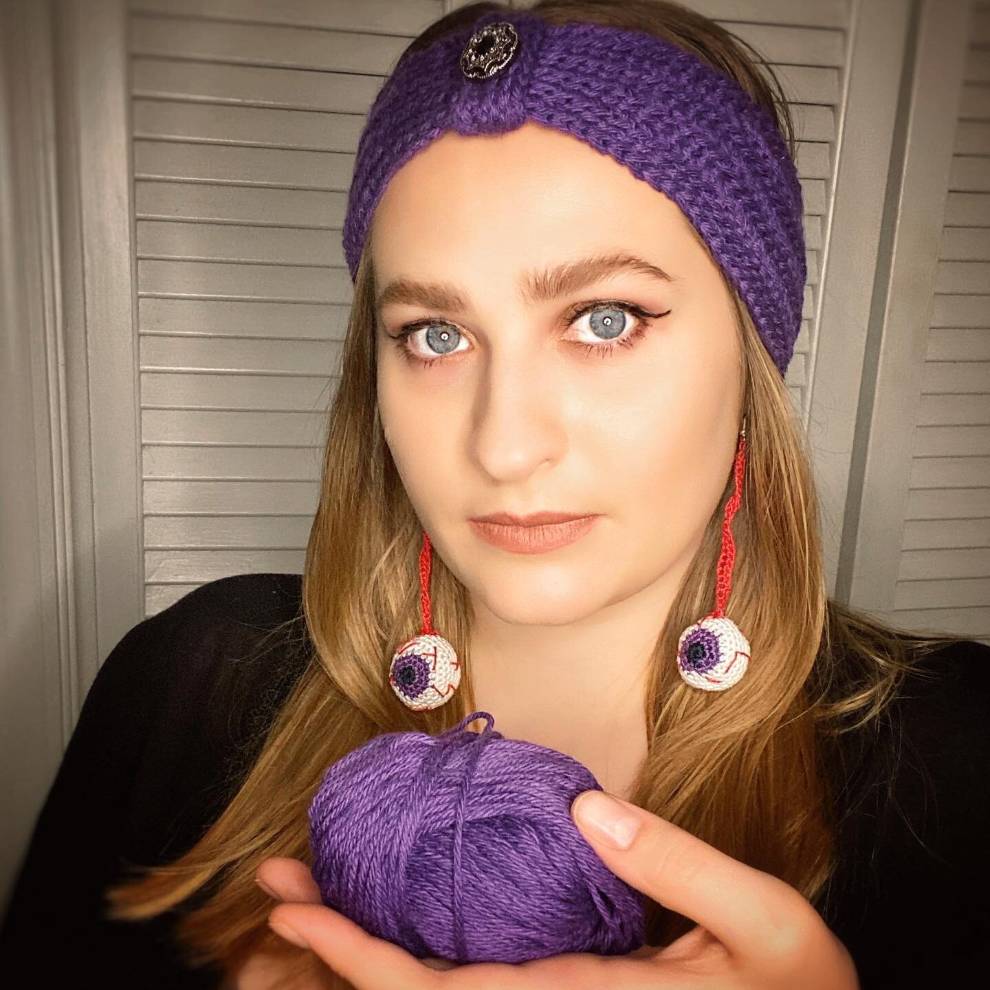 Happy Halloween! What are you dressing up as?🔮 This is a throwback to a fortune teller look I made a couple of years ago. I used a free crochet pattern for a headband from Pinterest, crochet eyeball earrings from my Halloween Earrings Collection, an