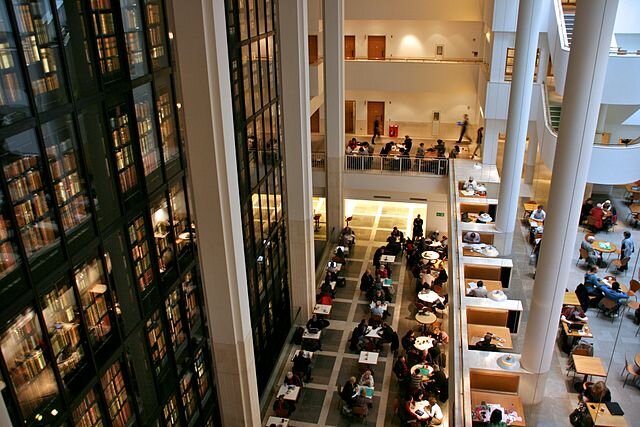 The British Library in London. Photograph by Mike Peel (www.mikepeel.net). / CC BY-SA (https://creativecommons.org/licenses/by-sa/4.0)
