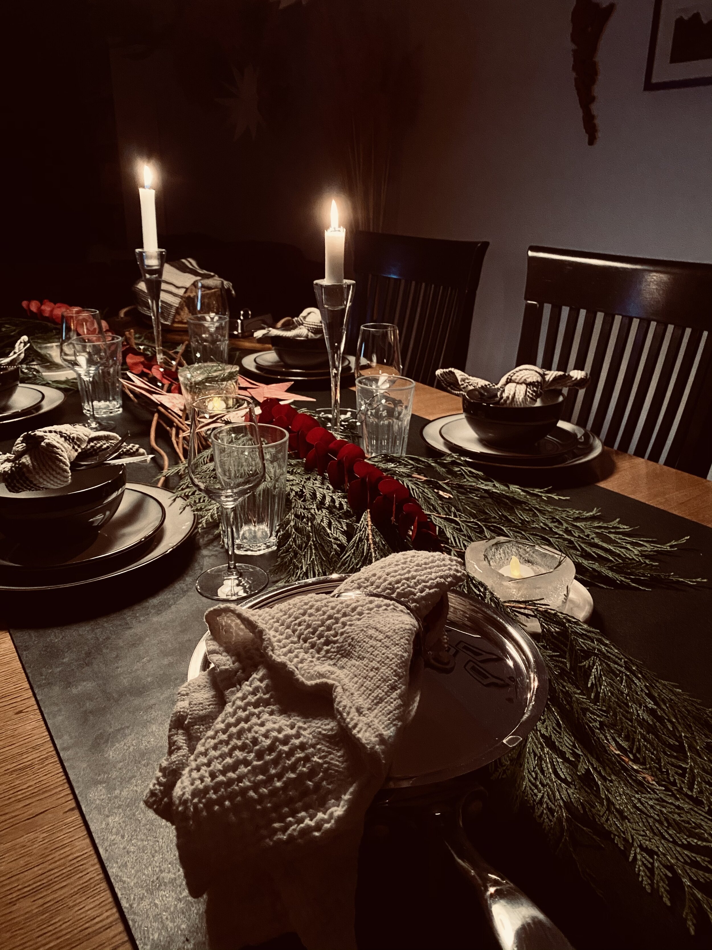 Comment disposer la vaisselle et les couverts sur la table de Noël - Mydrap
