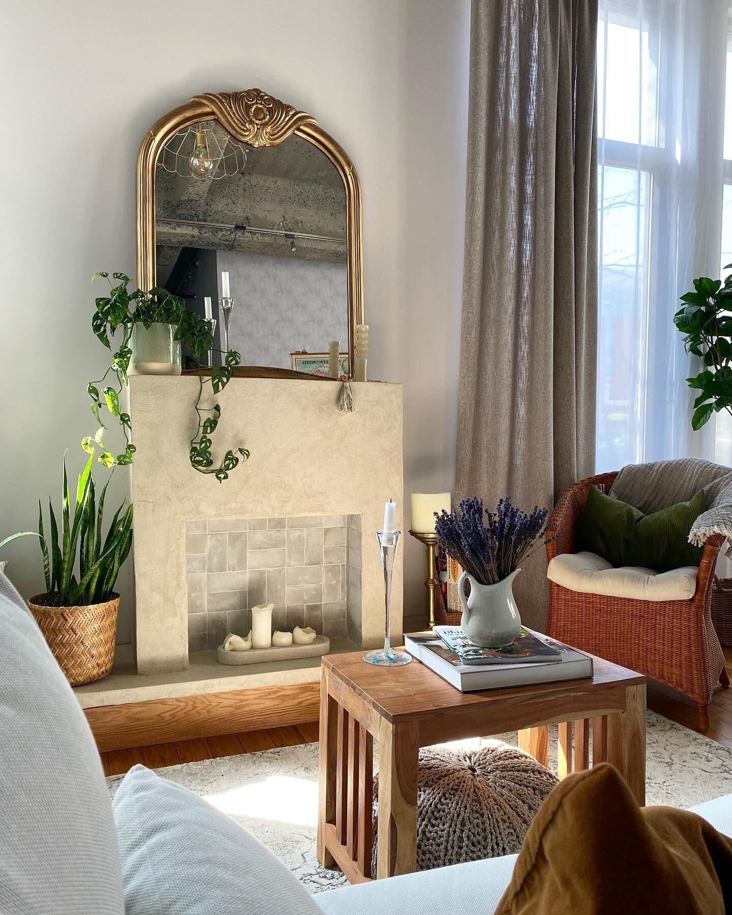 LE SALON | L&rsquo;&eacute;volution &agrave; travers les 12 derniers mois, une pi&egrave;ce centrale o&ugrave; je passe beaucoup de temps.

🍃Il n&rsquo;est vraiment pas termin&eacute; mais le d&eacute;cor se place tranquillement, d&eacute;j&agrave; 