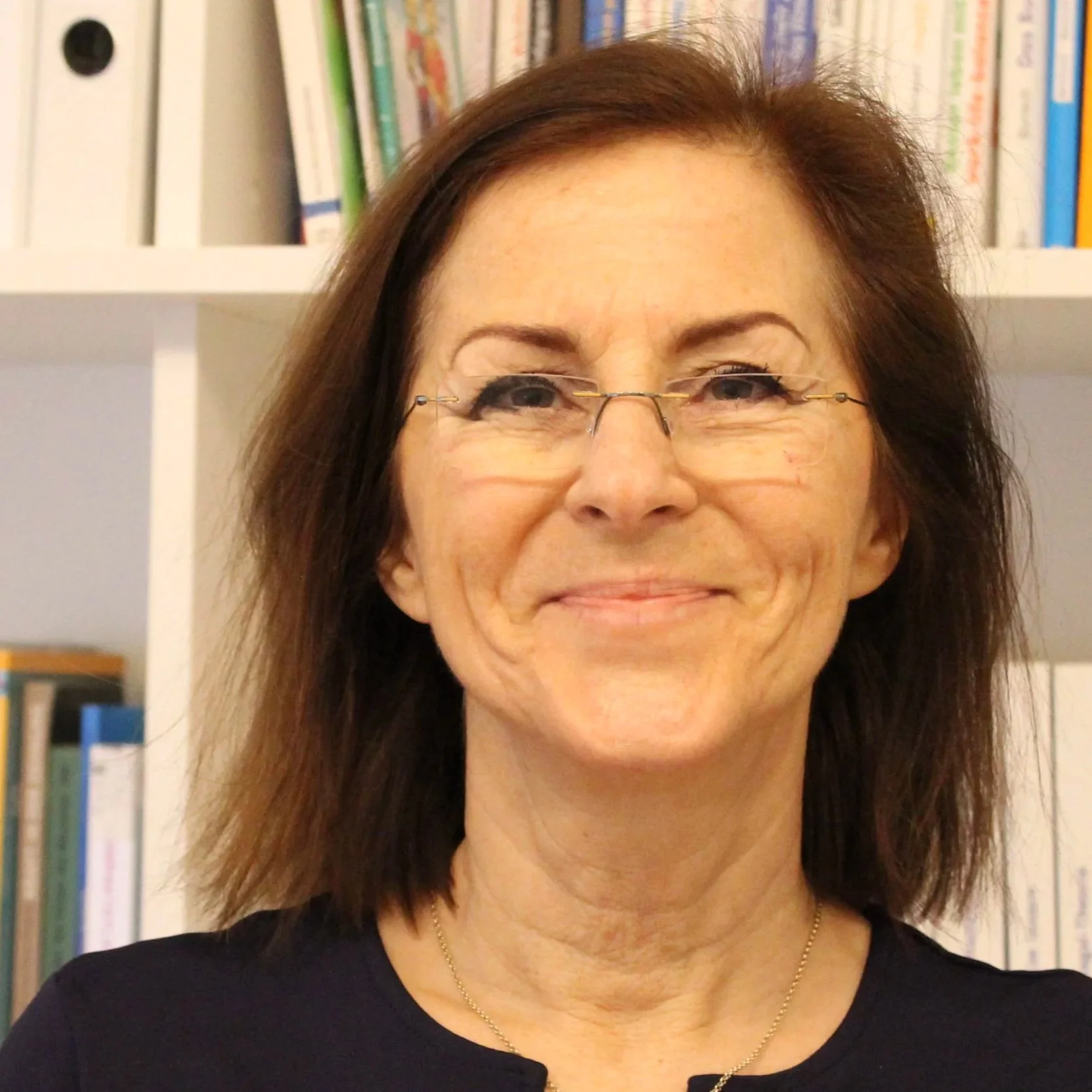 Homepage Portrait Bücherregal 220320.jpg