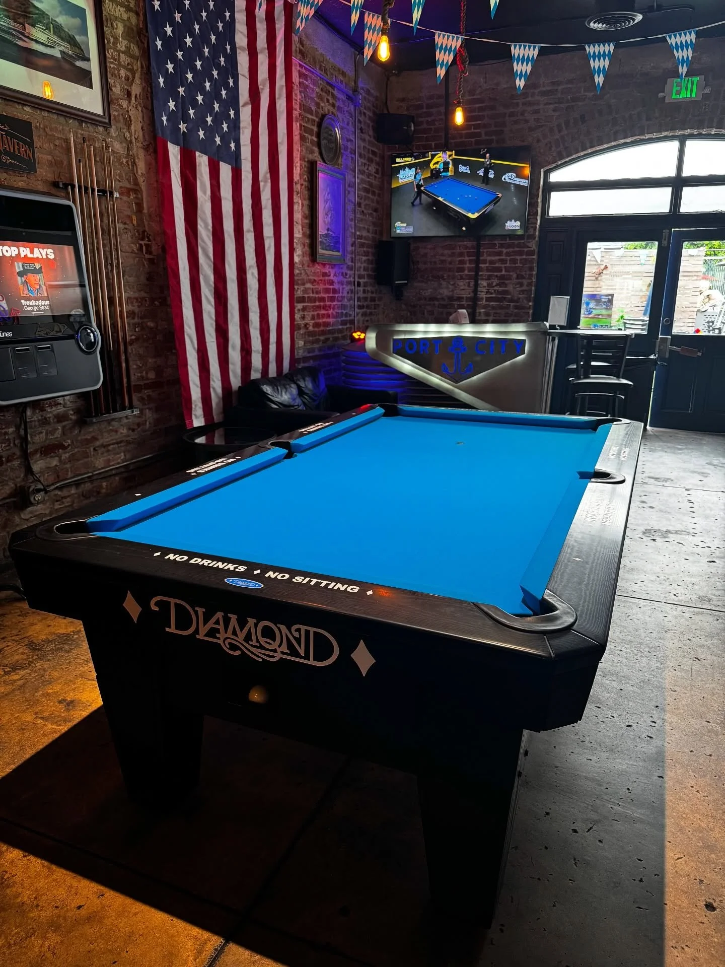 our 💎 pool tables just got a fresh new coat of felt. come on over and break it in! bar opens at noon today

#longbeach #diamondpooltables #diamondbilliards #billiards #bar #happyhour