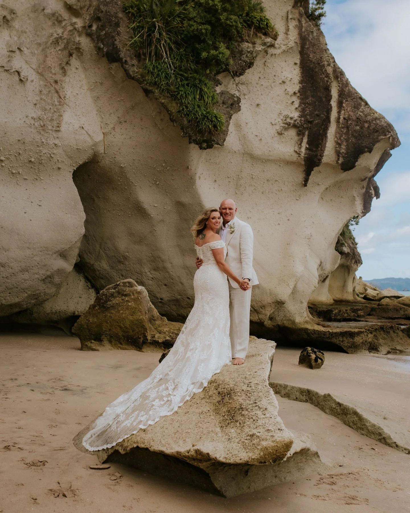Toni &amp; Rodney ✨ Barefoot on the sand at stunning Lonely Bay, surrounded by the people they love most - including four beautiful children who made this day even more special. Every moment was pure magic.

📸 @ericakurthphotography
Lisette Cross Ma