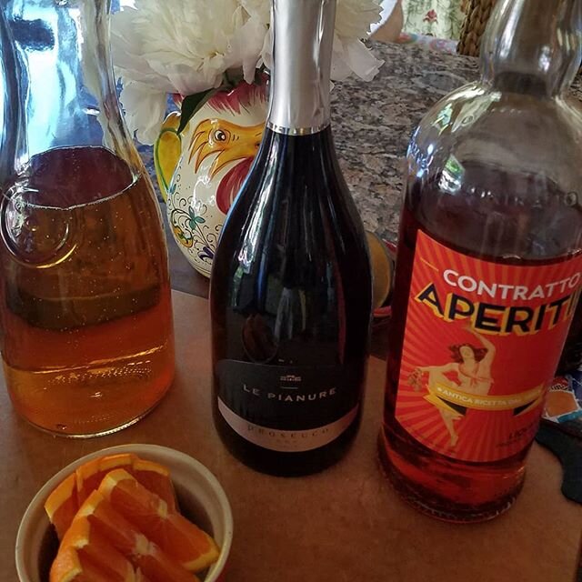 Contratto spritz! 
#contrattoapperitif #prosecco🍾 
#traderjoessparklingwater #organicoranges🍊