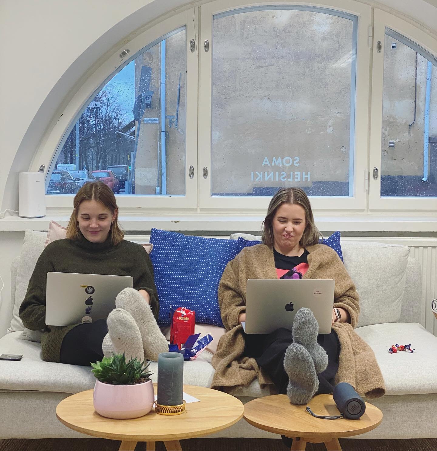 AD ja copywriter ne yhteen soppii. T&auml;ss&auml; ne istuu ja kuuntelee poppii. Ja sy&ouml; Dumlea, mutta sit&auml; ei saanut en&auml;&auml; rimmaamaan. #somahelsinki #mainostoimisto