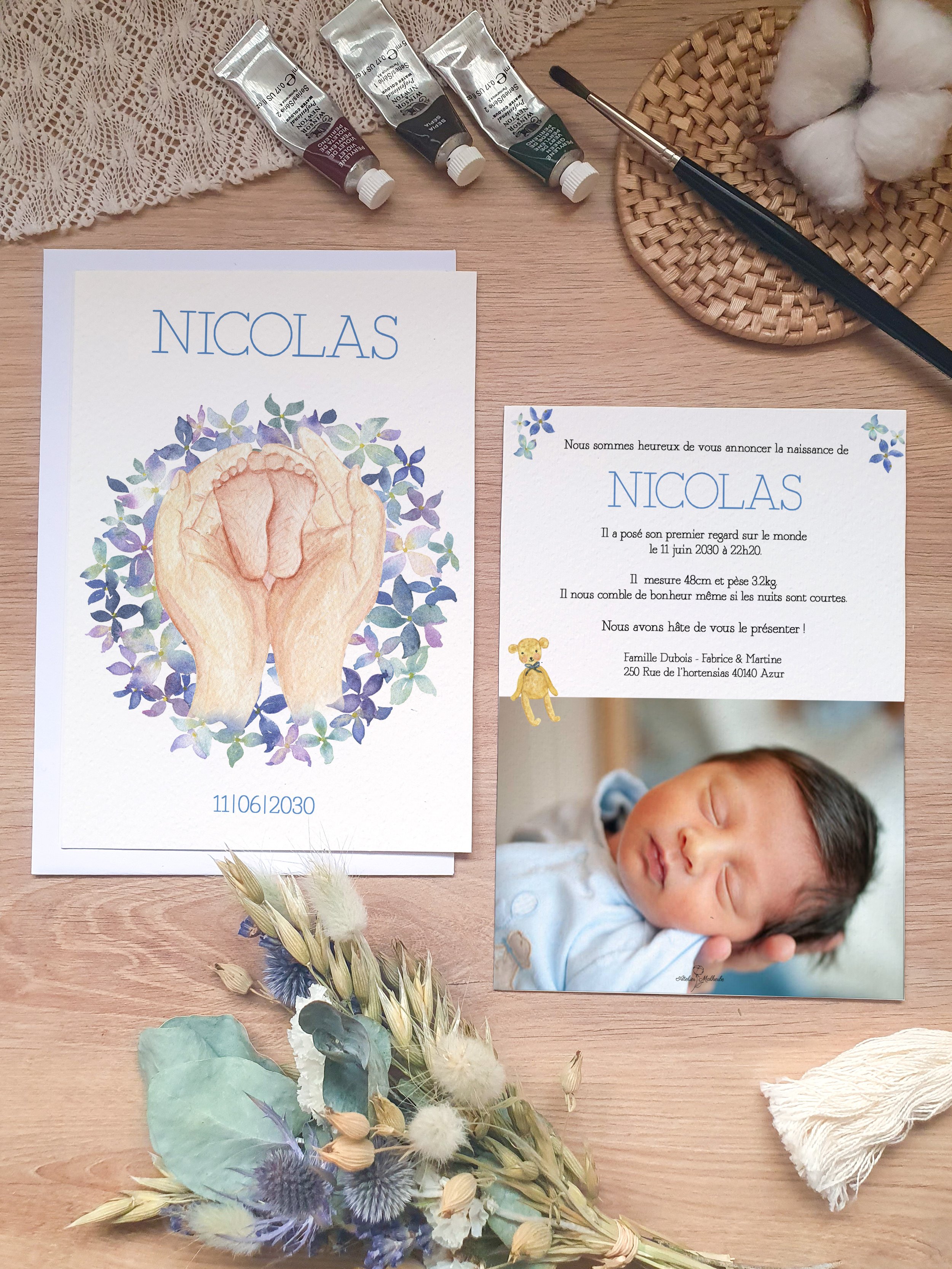 Faire part naissance aquarelle originale petits pieds dans les mains couronne hortensias