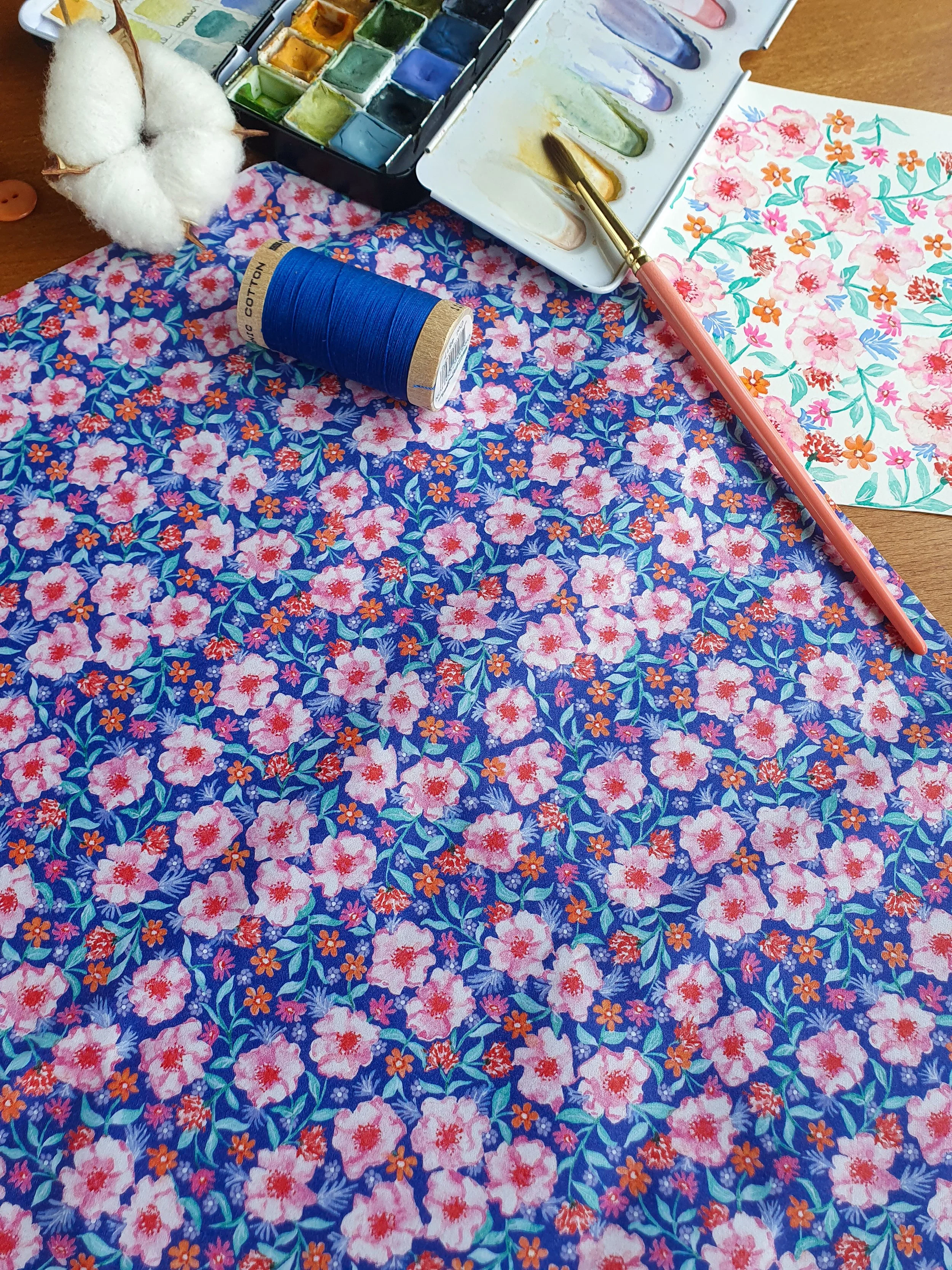 Tissu satin de coton bio fleuri bleu – motif aquarelle moderne Tendresse Bleutée