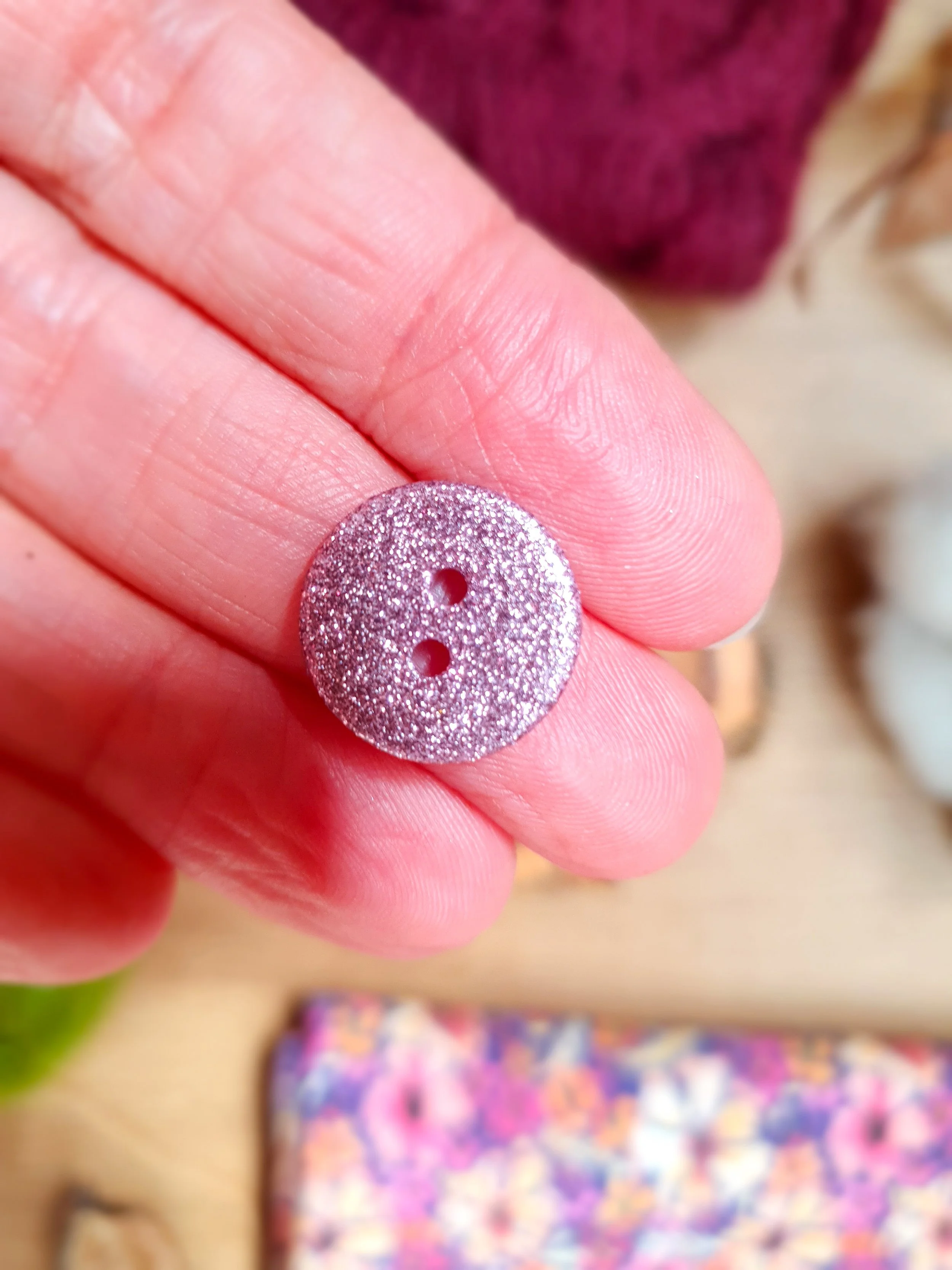Bouton en nacre pailleté rose