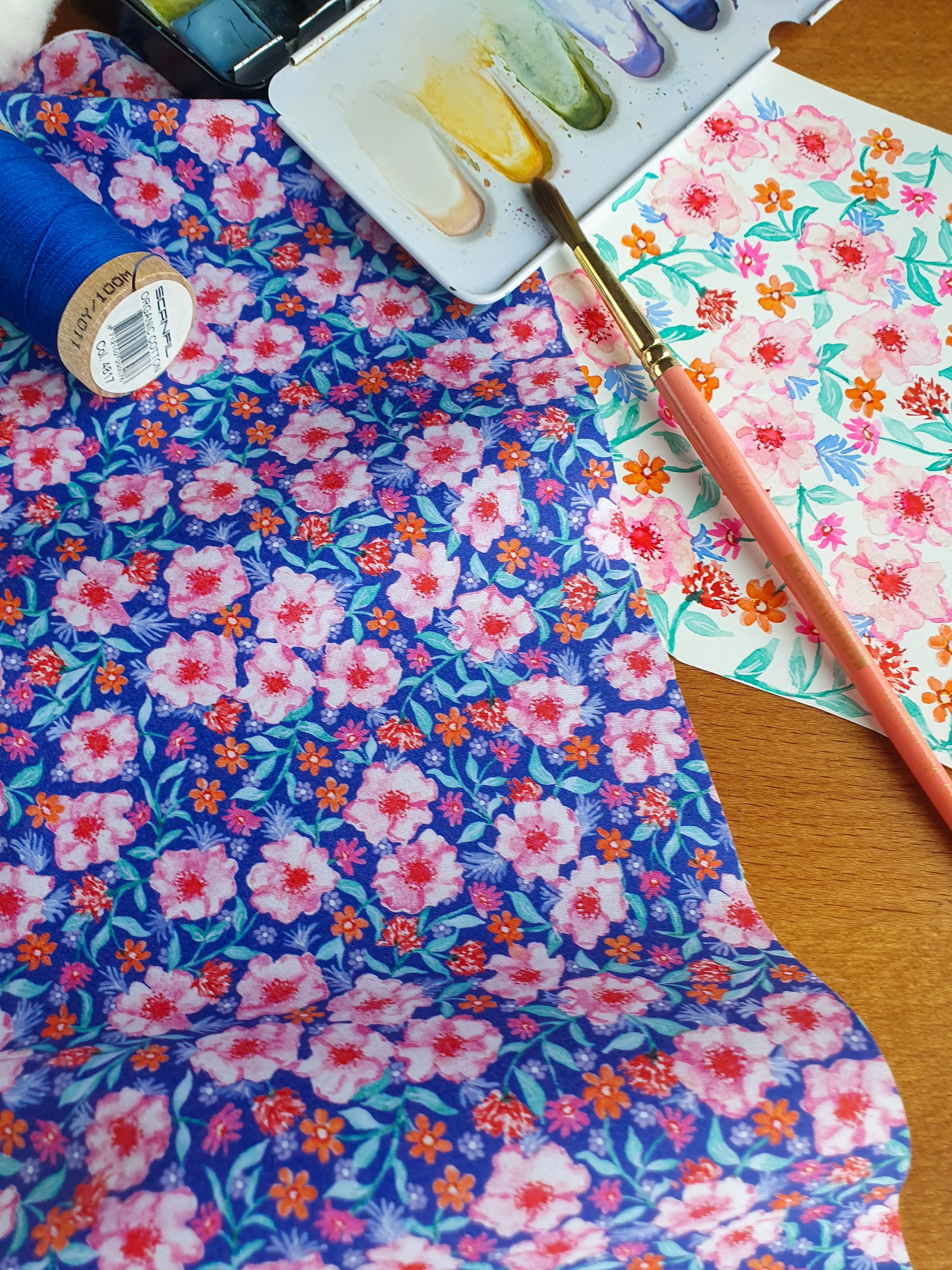 Tissu satin de coton bio fleuri bleu – motif aquarelle moderne Tendresse Bleutée