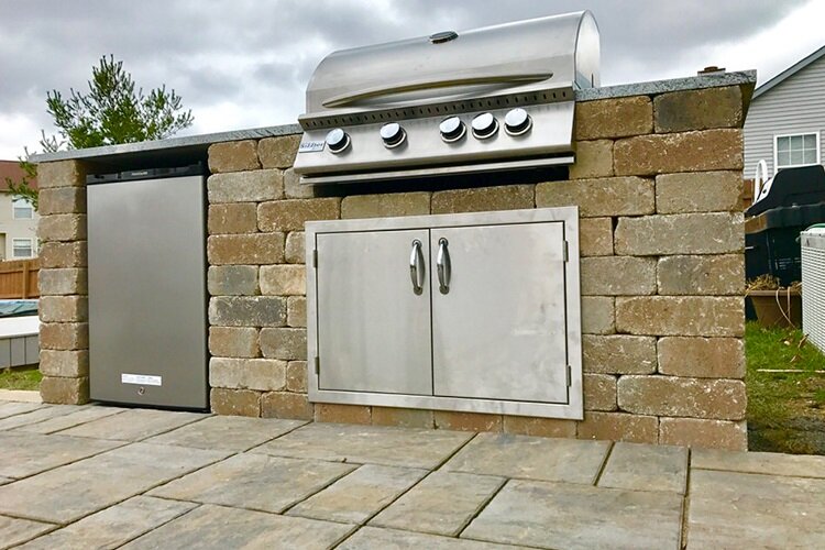 Landscape design with outdoor kitchen in Westerville, OH
