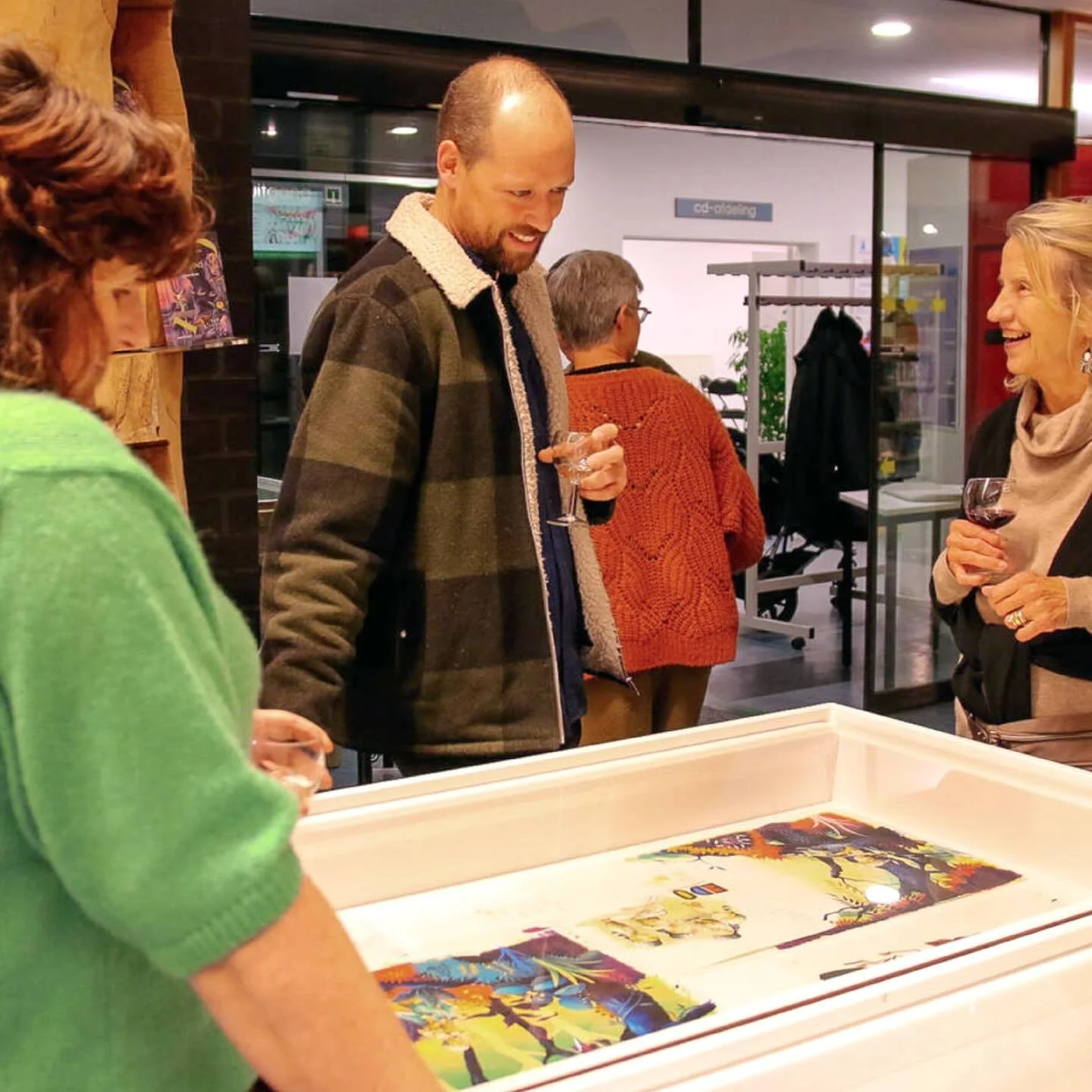 Vorig jaar werd ik door de Bibliotheek van @gemeentedestelbergen uitgenodigd om illustrator in residence te zijn. Op 1 oktober startten we het project met een reeks lezingen in alle derdejaarsklassen van Destelbergen. De leerlingen werden daarbij uit