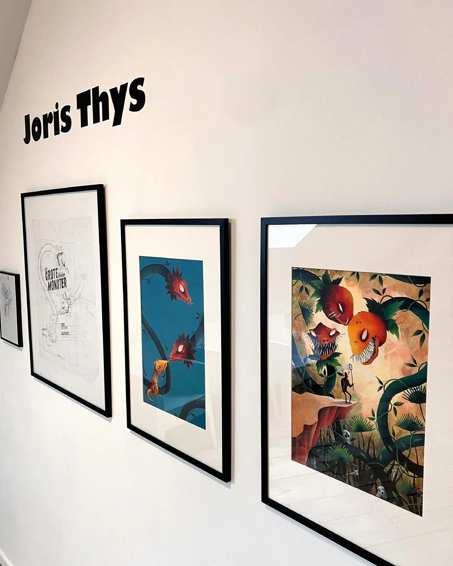 Heel trots dat de prenten uit Het grote kleine monster (@de.eenhoorn.uitgeverij , 2018 &ndash; tekst van @pimlammers ) een plaatsje hebben gekregen in de tentoonstelling &lsquo;Monsters!&rsquo; bij @villaverbeelding .
Ze hangen daar in het prachtige 