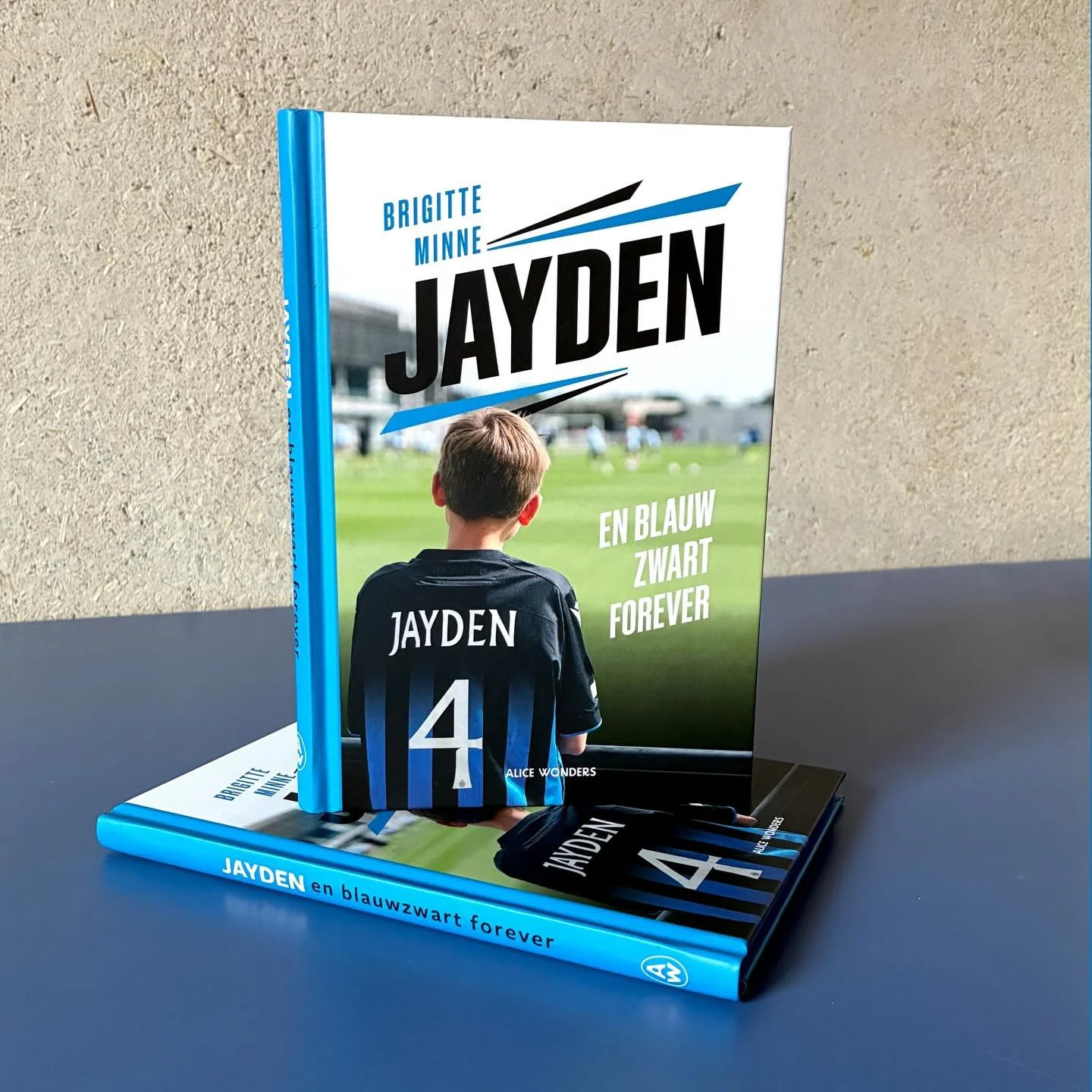 Jayden &amp; Blauw Zwart Forever Gisteren werd in het iconische Jan Breydelstadion het boek &ldquo;Jayden en Blauw Zwart Forever&rdquo; voorgesteld &mdash; het tweede boek van @alice.wonders.uitgeverij !
Het verhaal is ge&iuml;nspireerd op de jonge @