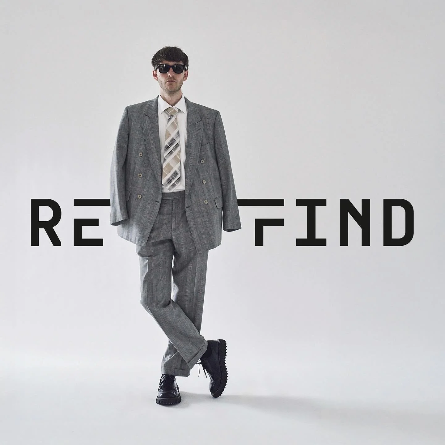 Vorige week opende @refindstore.be zijn deuren op de Vrijdagsmarkt. Samen met @jeroenmigneaux hielp ik mee aan de uitwerking van de branding voor dit nieuwe circulaire modeconcept dat pre-owned kostuums een tweede leven geeft!

Een winkel en retouche