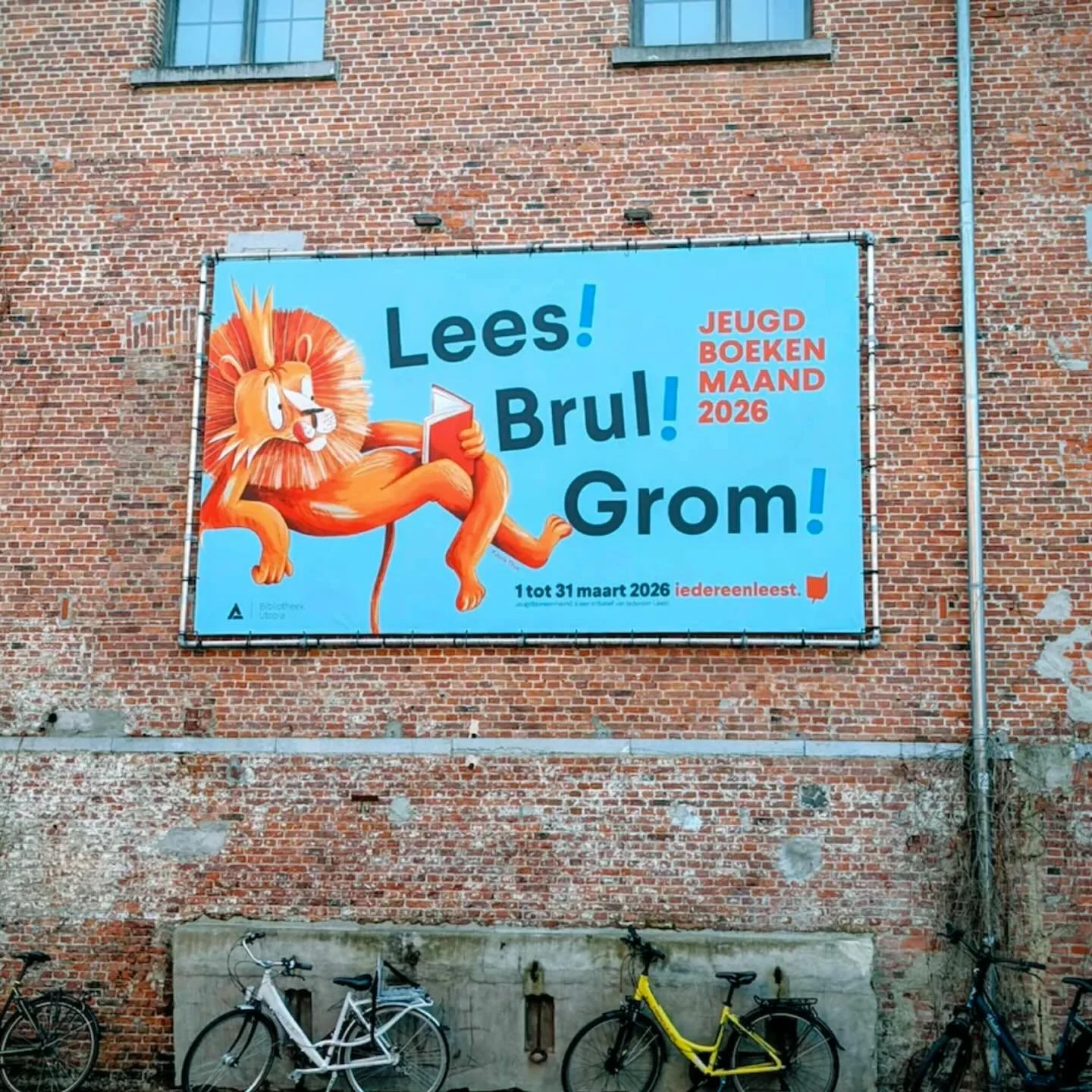 Van 1 tot 31 maart liep de Jeugdboekenmaand. Het campagnebeeld dat ik samen met vormgever @kris_demey_paardekracht ontwierp voor @iedereenleest werd verspreid over bibliotheken in heel Vlaanderen en dook overal in verschillende vormen en formaten op!