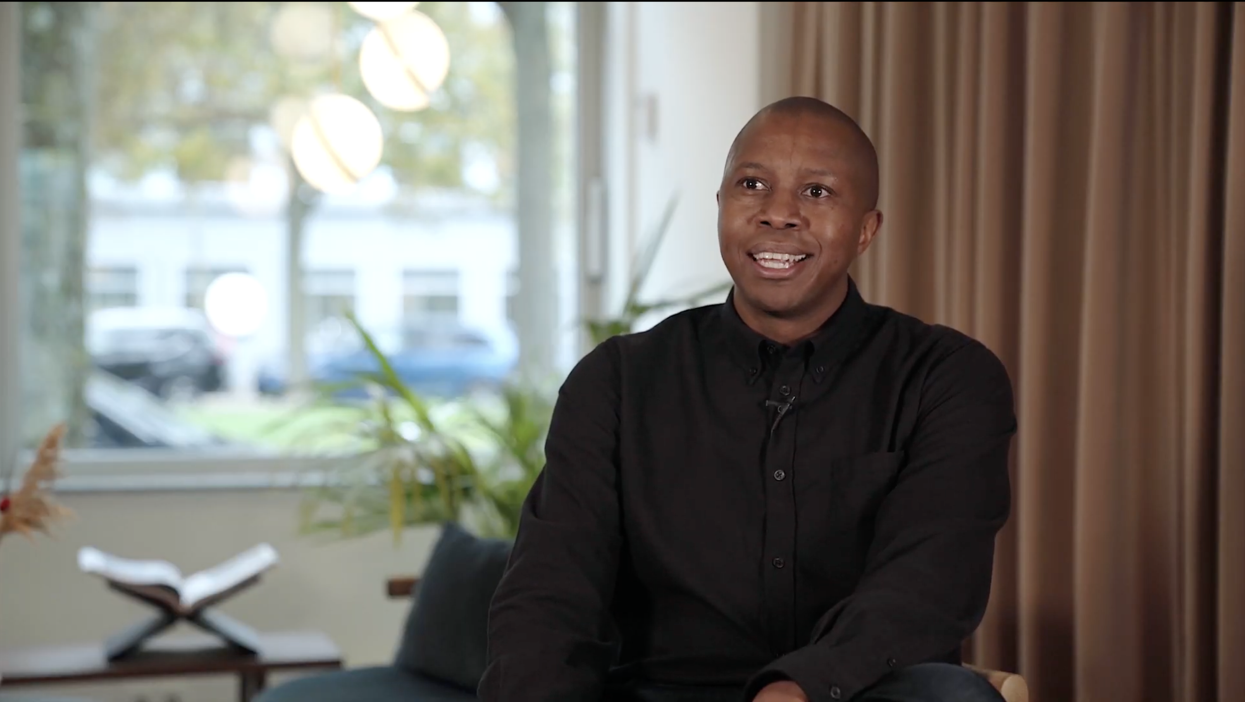 Interviu cu CEO-ul si fondatorul companiei Yoco din Africa de Sud. Testimonial video filmat in Amsterdam. Prezentare pentru social media parketing