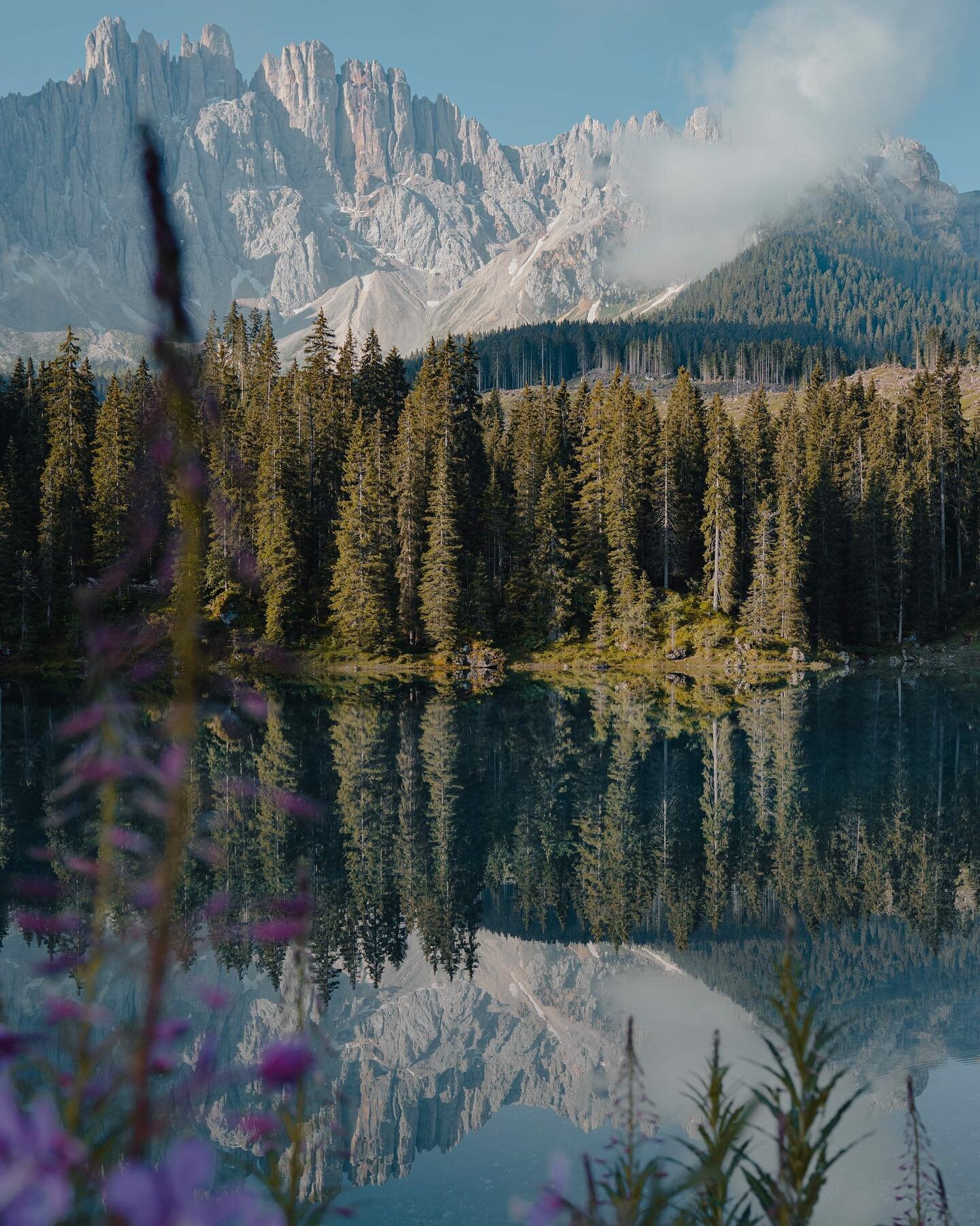 Swipe to see the behind the scenes of this incredible unesco world heritage lake in the Dolomites: Lago di Carezza 🇮🇹 

@jakerichtravels and I woke up at 4am to see the sun rise over the water, &amp; when we got to the lake, it felt like stepping i