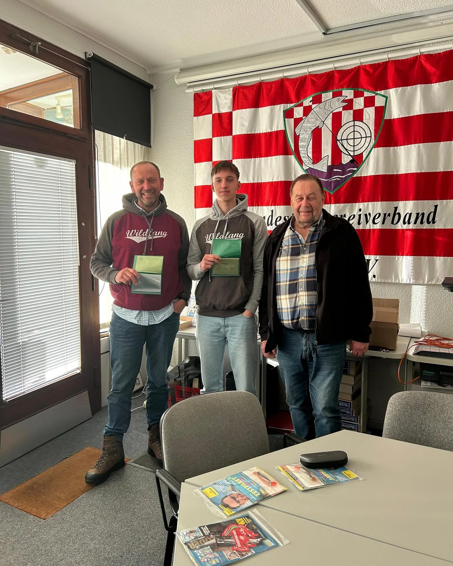 👋😃👉 Unser Jens hat jetzt auch den den Angelschein (auf dem Foto ganz links)🥳

Zwei Wochenenden hintereinander musste er in Bremen die Schulbank dr&uuml;cken und einen Test mit 360 Fragen zur fachgem&auml;&szlig;en Fischerei bestehen. 

Hat er nat