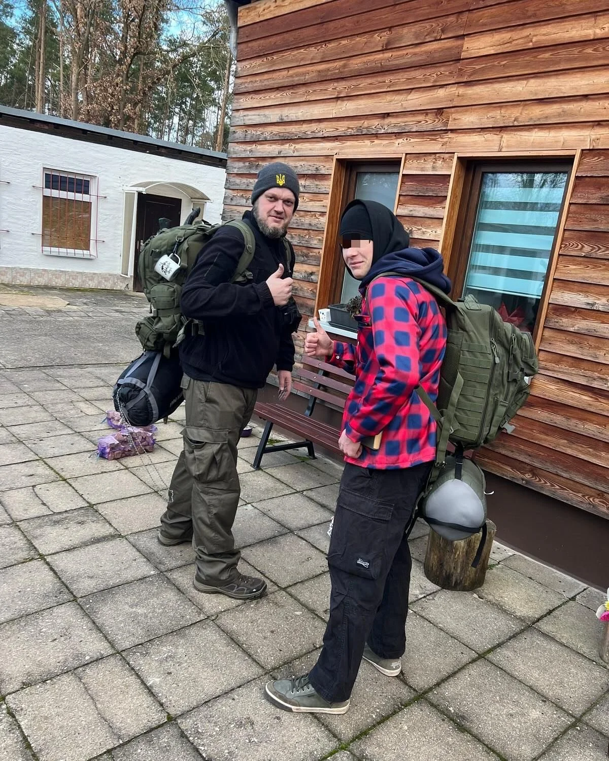 👋😃👉 Katharina berichtet Neues von der SPLG Aken: 

Unser Kollege Robert, ein erfahrener Wildnis-Hobbyexperte, startete k&uuml;rzlich ein kleines &Uuml;bernachtungsprojekt mit unserem Jugendlichen Pepe im angrenzenden Waldgebiet.
 
Im Vorfeld wurde