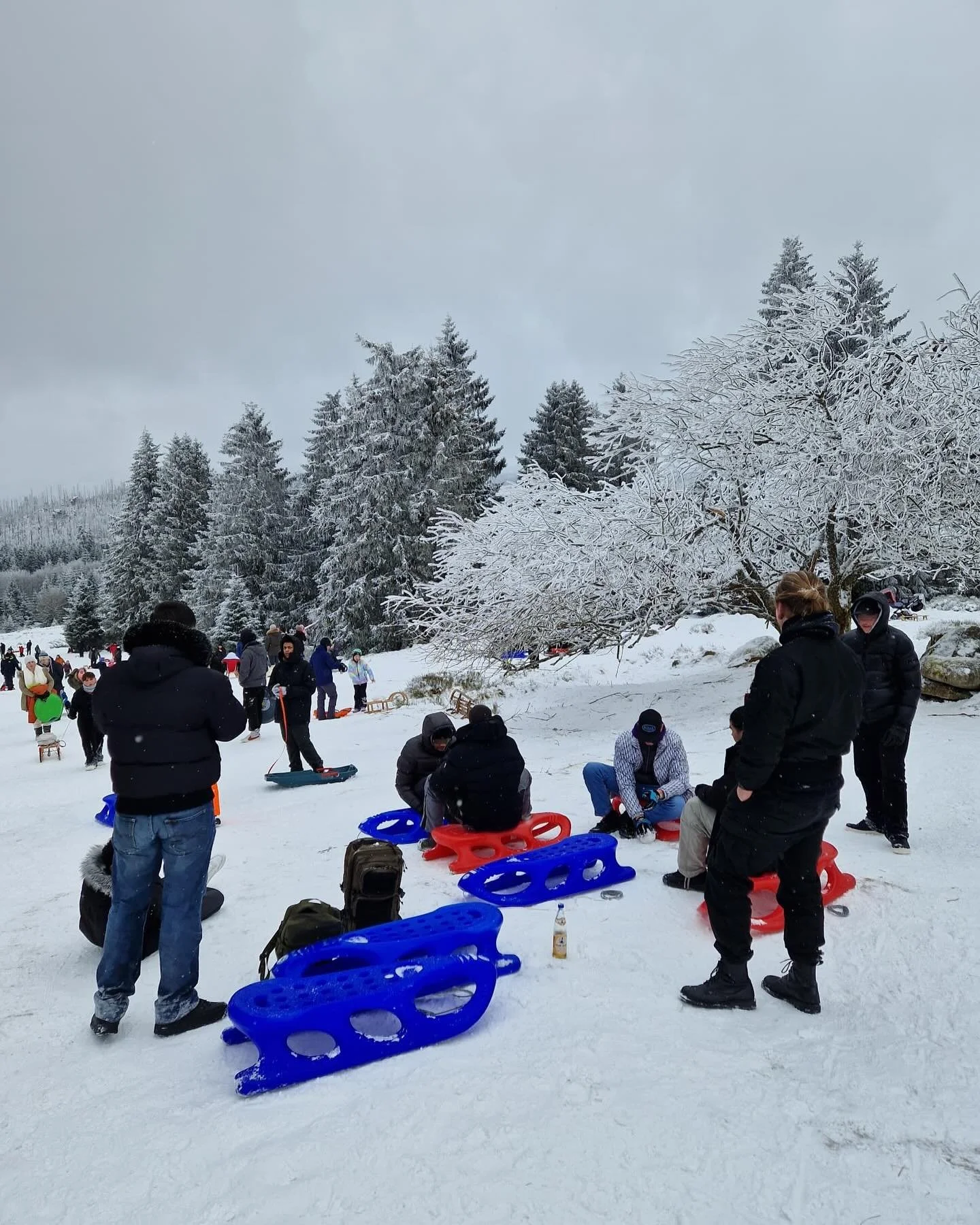 👋😃👉 Fynia war mit Kollege Paul und der WG Bothel im Harz ❄️☃️🌨️🥶🌨️ 

&bdquo;Auch so kann Wochenende in der Wohngruppe aussehen. 🎿✨. Was gibt&rsquo;s Besseres als frische Bergluft, blitzschnelle Abfahrten und eine fette Schneeballschlacht? ❄️🔥