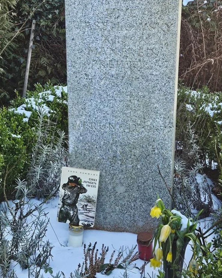 👋😔👇
Anke war mit ihren Jungs auf dem Friedhof in Lohme auf R&uuml;gen. Hier haben sie der drei Heimkinder gedacht, die 1956  trotz verzweifelter Rettungsversuche ums Leben kamen. 

&bdquo;Leider kann man die Namen der Jungs kaum noch lesen.&nbsp;E