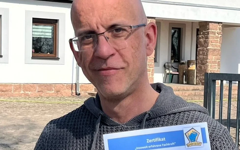 👋😃👉 Harald ist eine INSOFA! 

🎈🍀🎉🥳👏 Herzlichen Gl&uuml;ckwunsch zur bestandenen Fortbildung zur &bdquo;insofern erfahrenen Fachkraft&ldquo;! 

Experten mit dieser interessanten Bezeichnung m&uuml;ssen zu Rate gezogen werden, wenn es um die Be