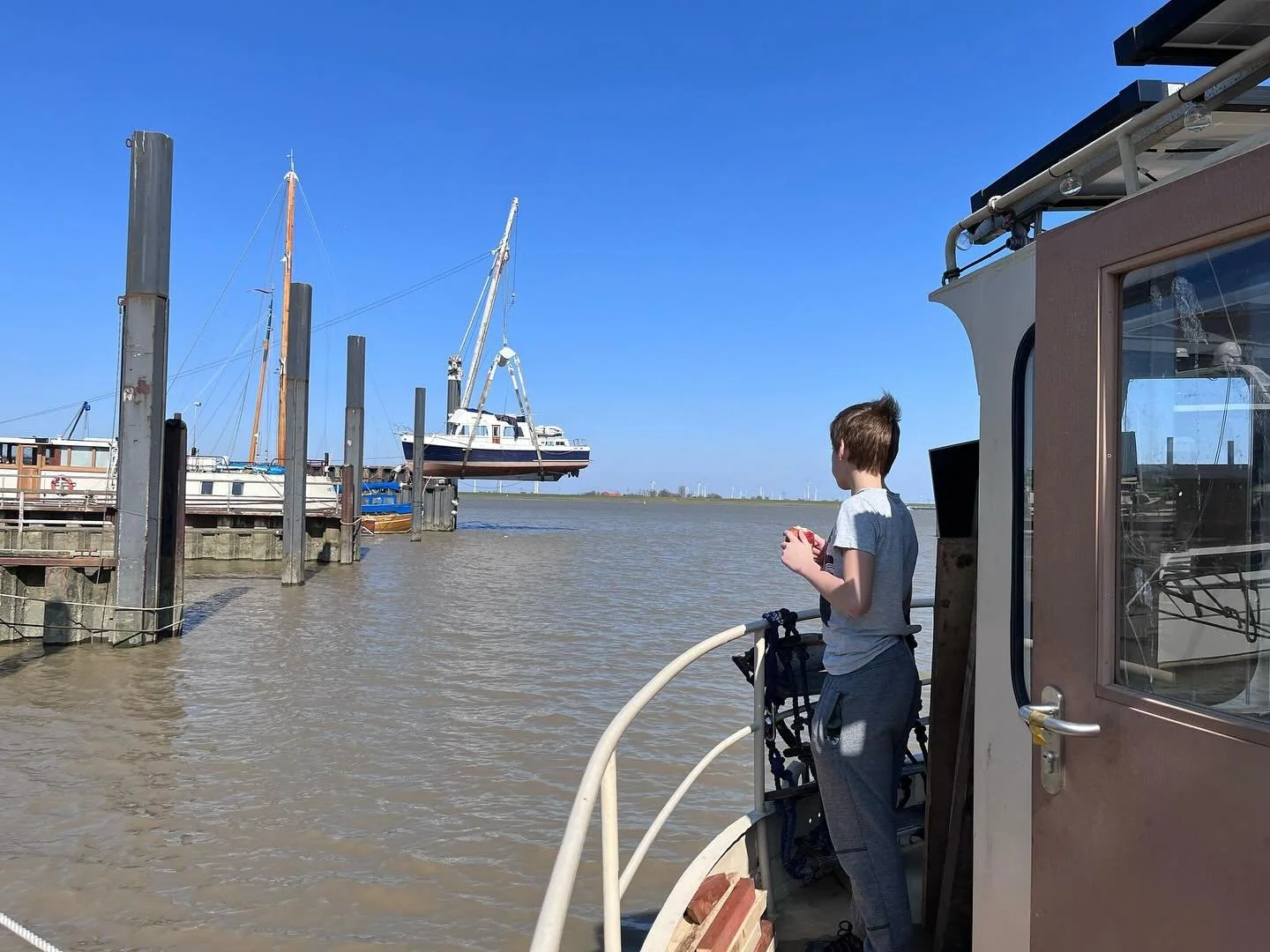 👋😃👉 Nur weil die Marienele, unser schwimmendes Jugendzimmer, in die Werft musste, hei&szlig;t das nicht, dass die Crew die H&auml;nde in den Scho&szlig; legt. 

Kapit&auml;n Sylvain und Handwerker Ralf sind richtig flei&szlig;ig und es kommen imme