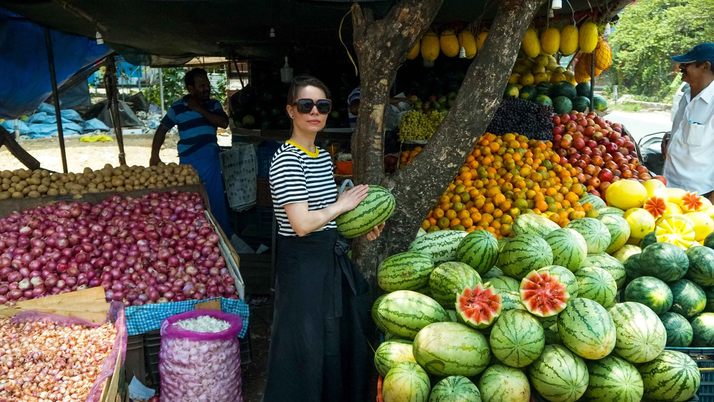 Cestou do hor za kořením. Místní ovocný stánek. Jak kdyby to tam někdo navezl na kupu kolečkem... :-) 