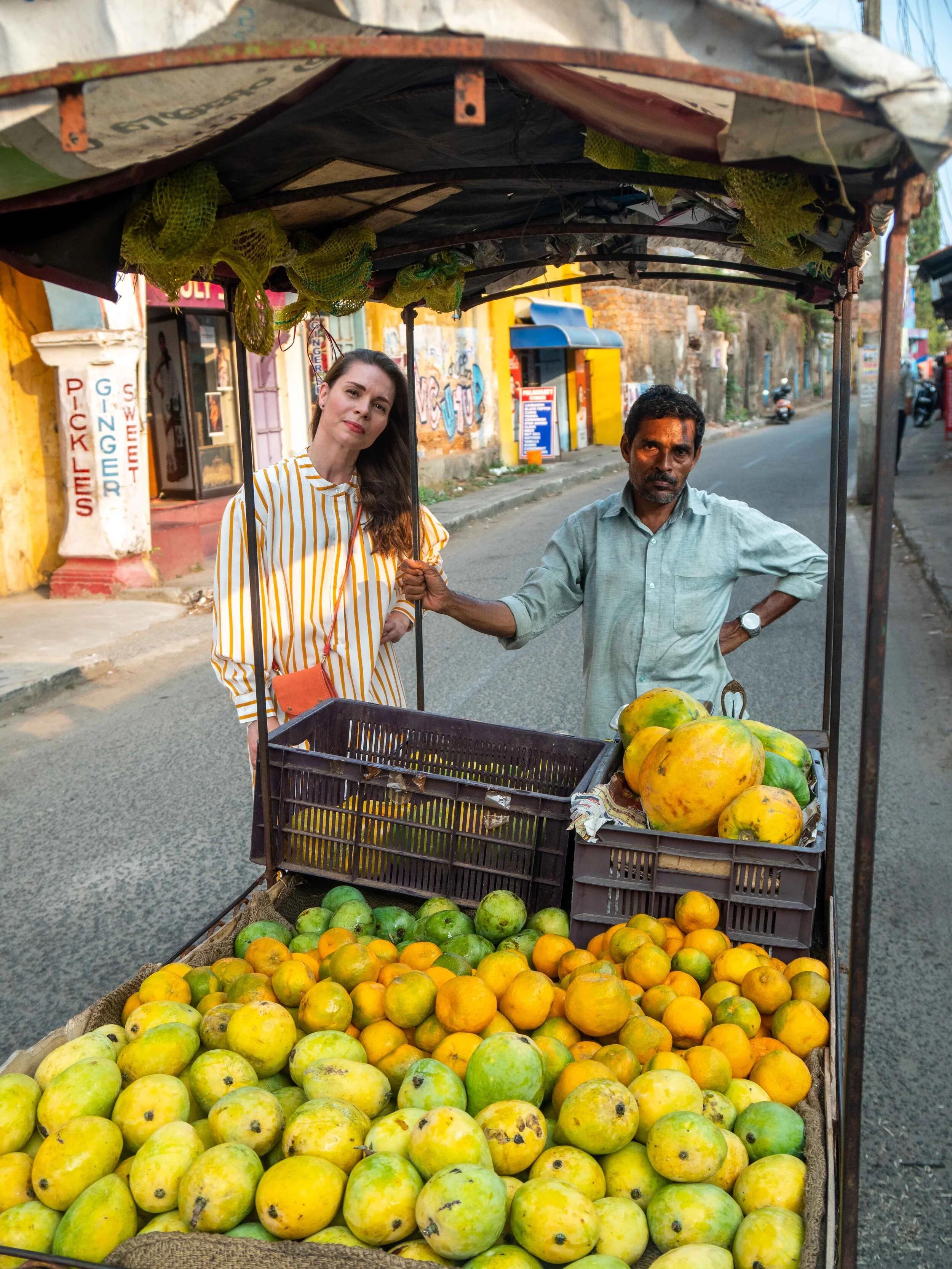  Momentka s&nbsp;pouličním prodejcem manga. Klasická turistická manýra :-) Zvláštní je, že Indům to focení fakt vůbec nevadí. 